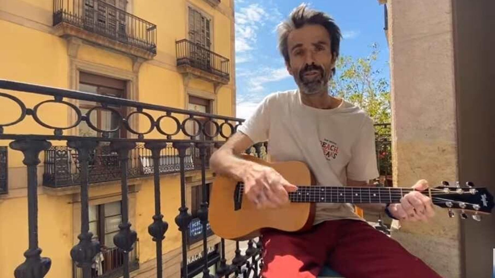 Pau Donés, en el balcón de su casa interpretando el tema que compuso durante el confinamiento.