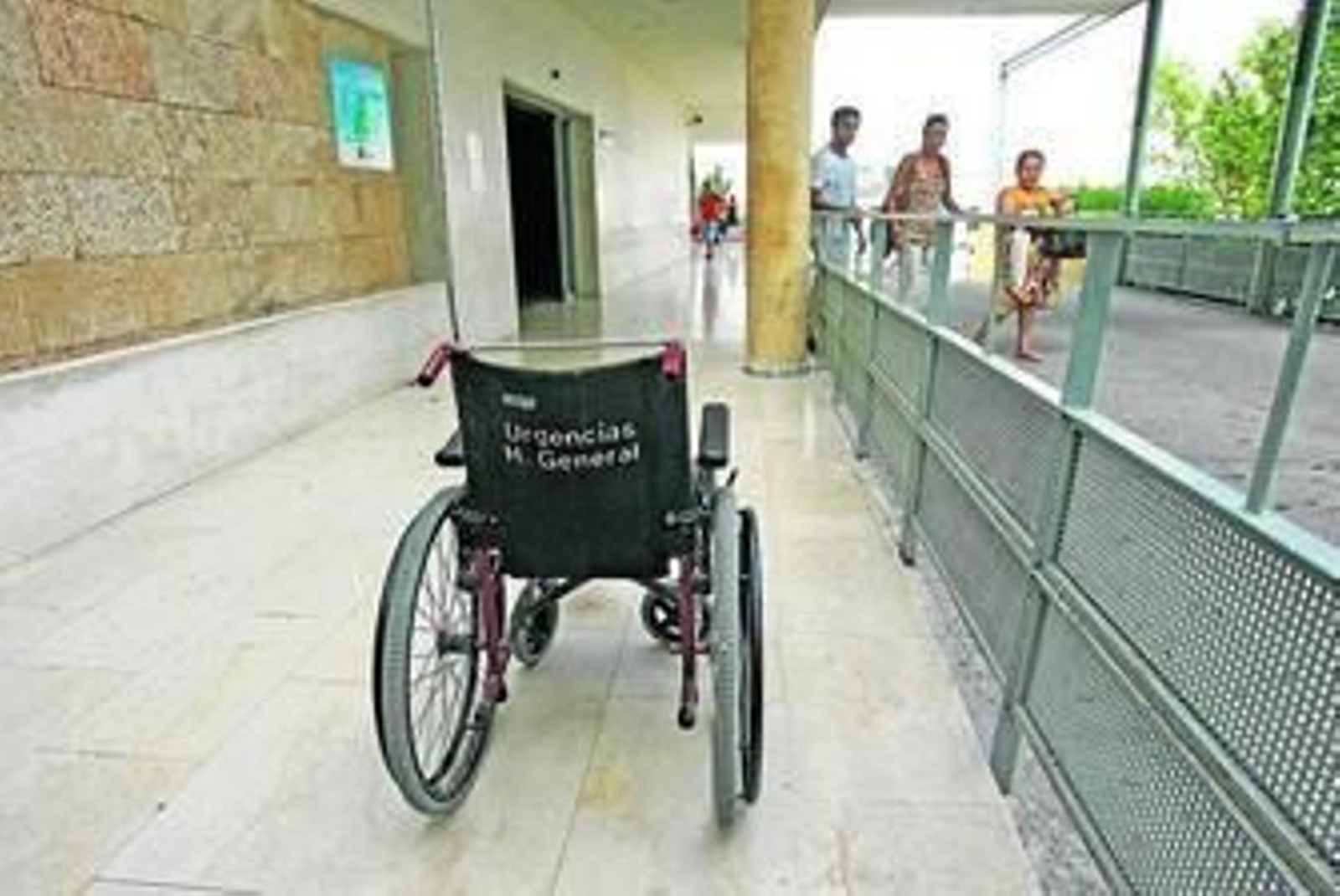 Una silla de ruedas en la entrada de Urgencias del hospital de Jerez.