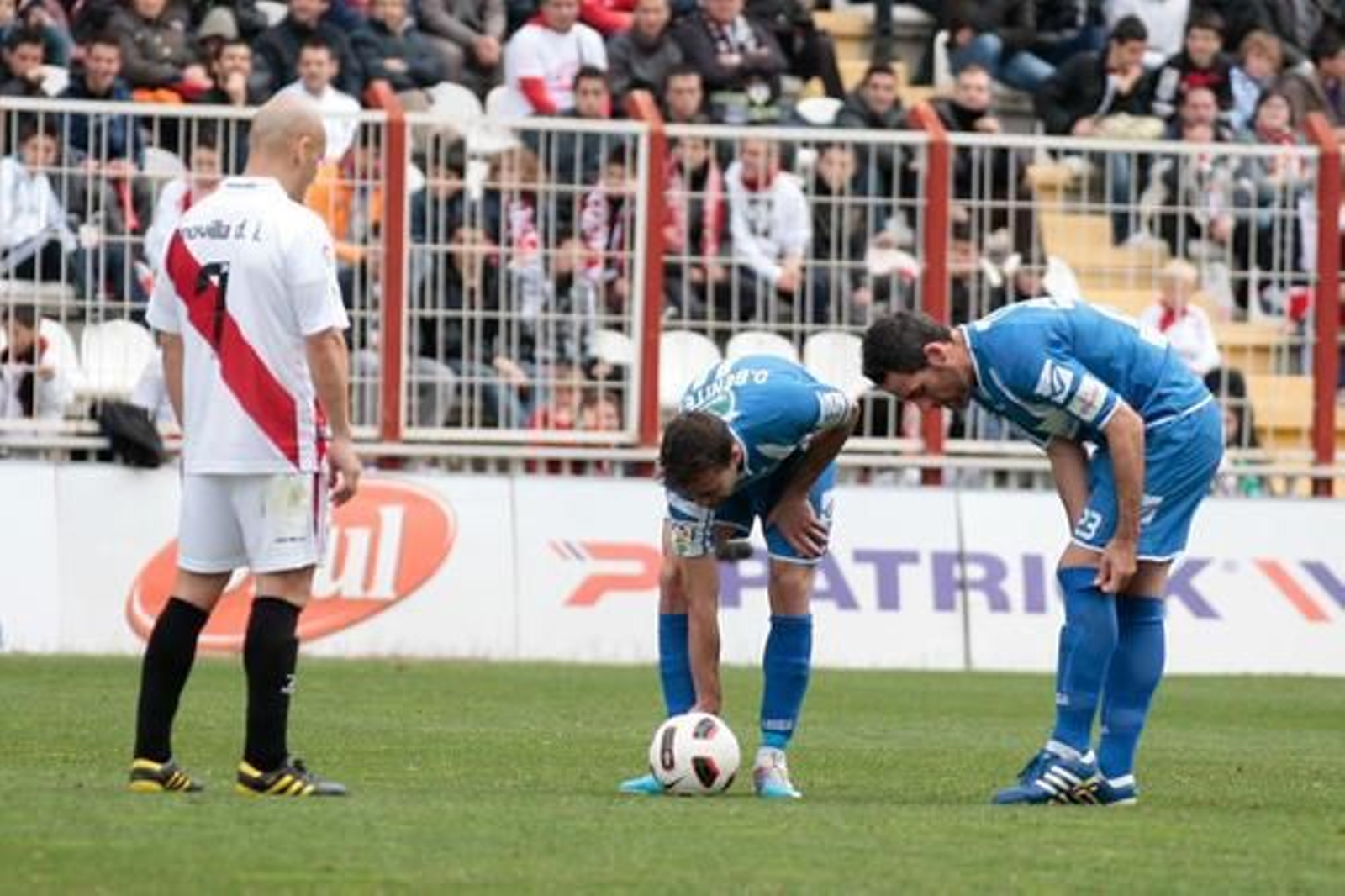 Movilla obstaculiza el saque de una falta. / LOF