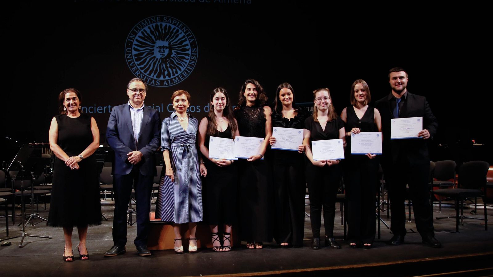 El rector, José J. Céspedes; la vicerrectora de Cultura y Sociedad, María del Mar Ruiz, y la secretaria del Consejo Social, Ana Moreno, junto a los seis músicos ganadores de las becas.