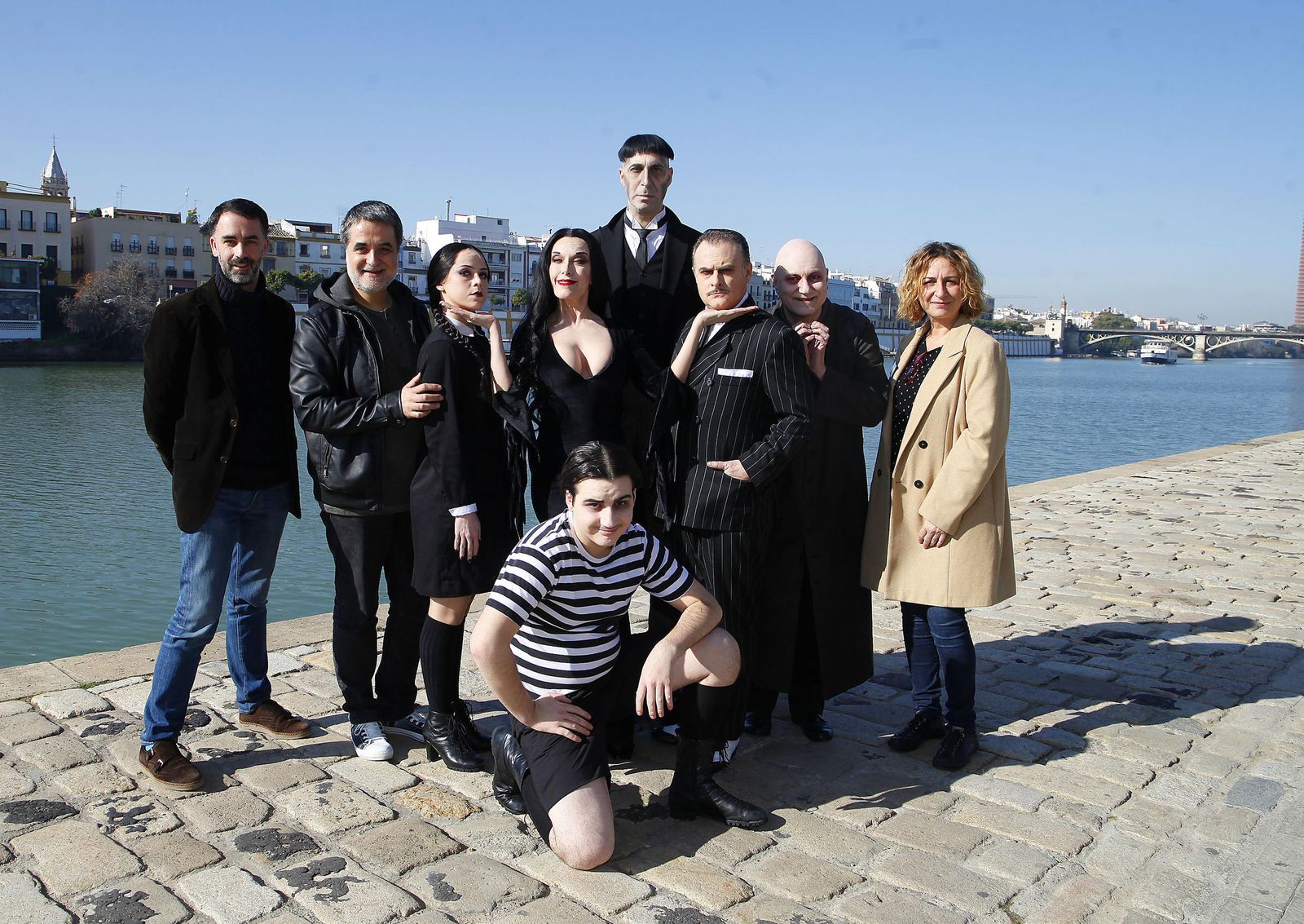 1. El elenco de actores con los responsables del espectáculo y las autoridades, en la presentación de ayer. 2. Una de las escenas del musical, que actualmente se representa en Madrid.