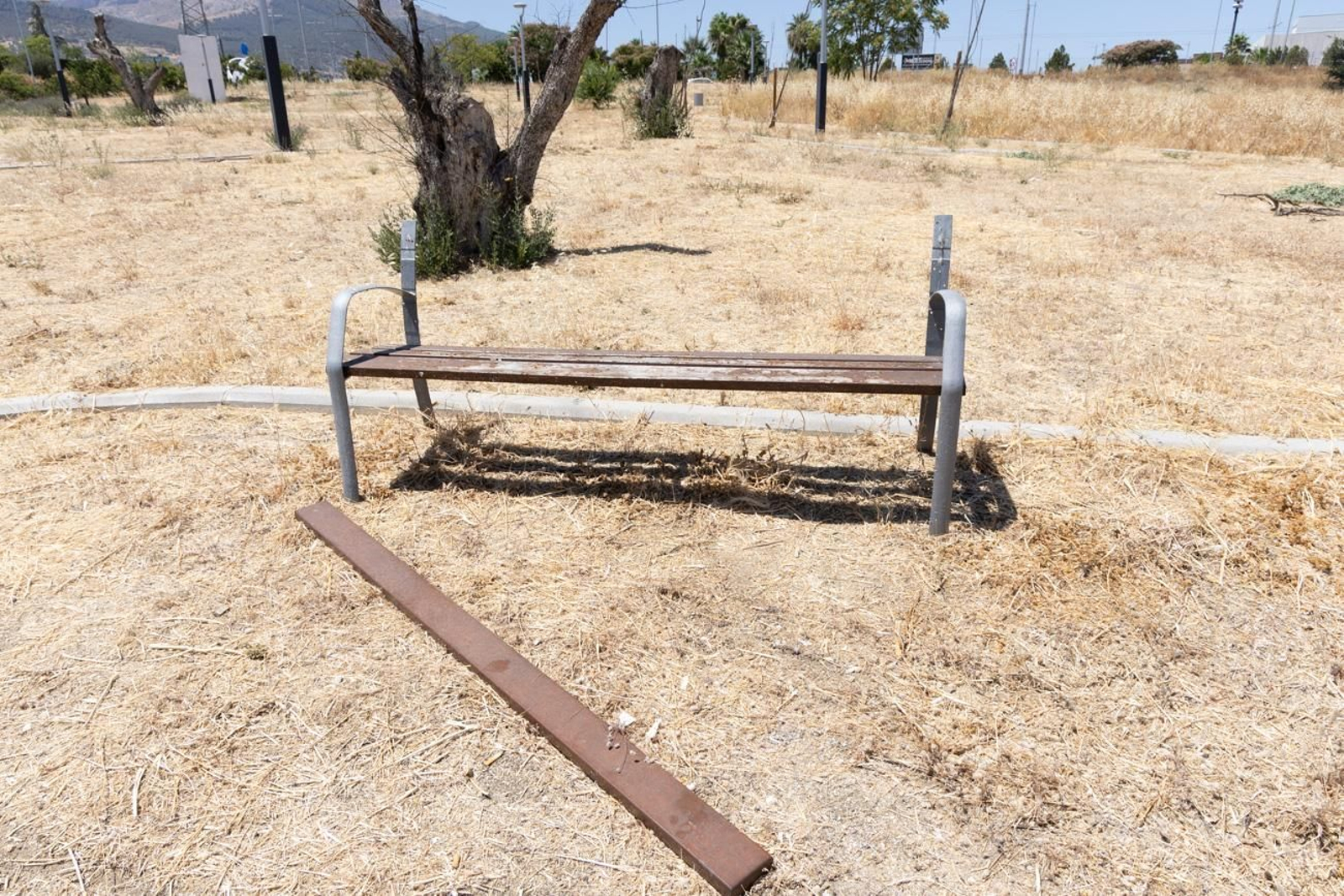 El estado de abandono del parque infantil del Jaén Plaza, en imágenes