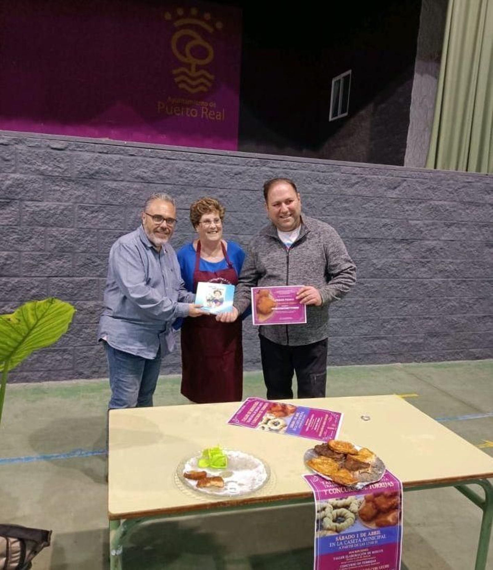 Pedro Olmedo y Antonia Moreno entregan el premio a José Manuel Durán
