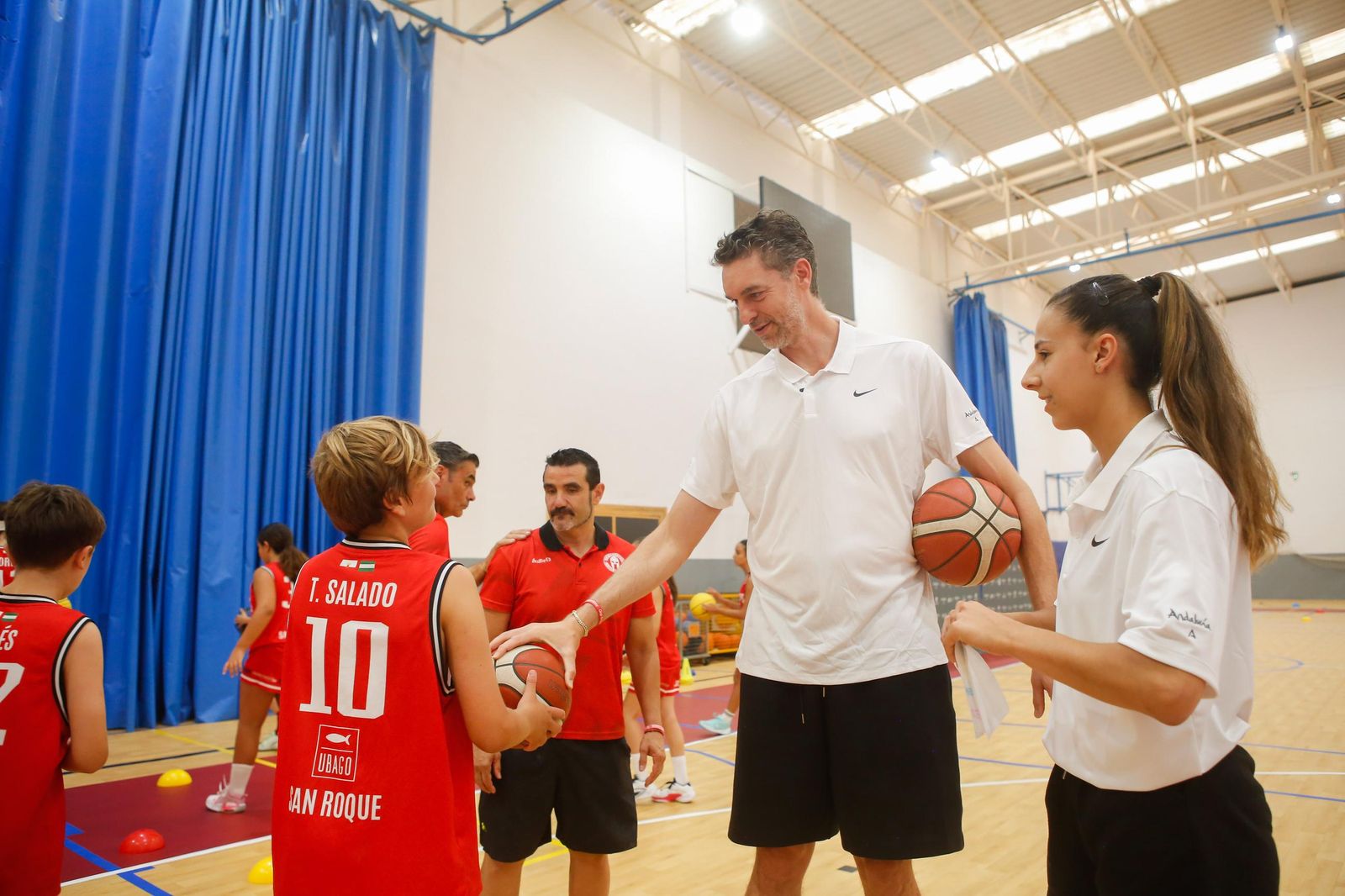 Fotos del encuentro de Pau Gasol con niños en el pabellón de San Roque