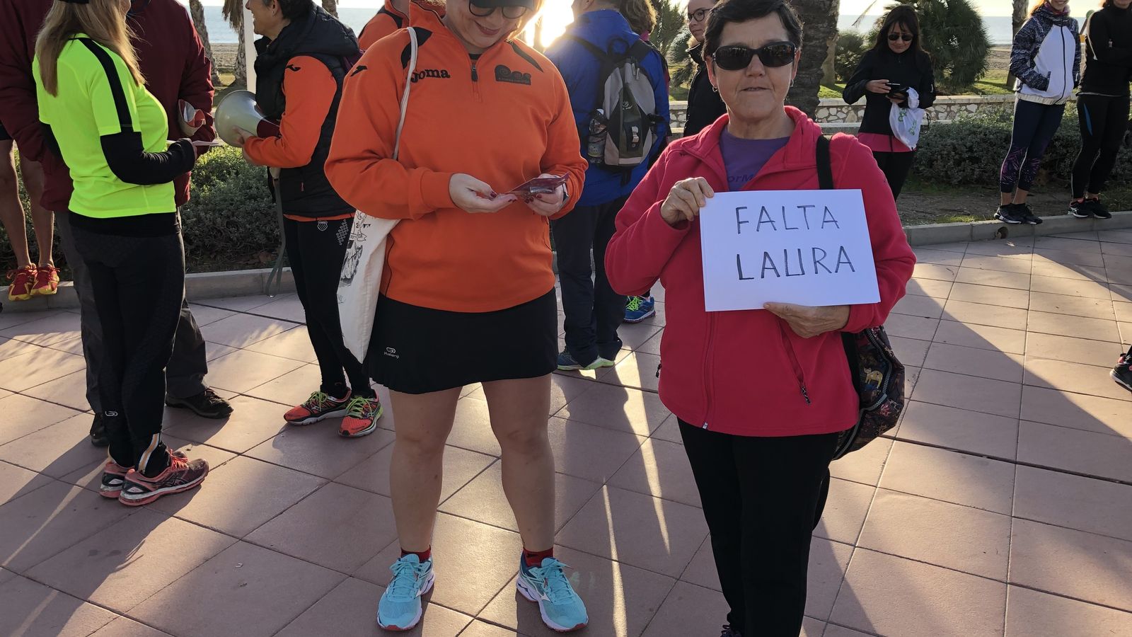 La presidenta de la plataforma Violencia Cero muestra el cartel sobre Laura