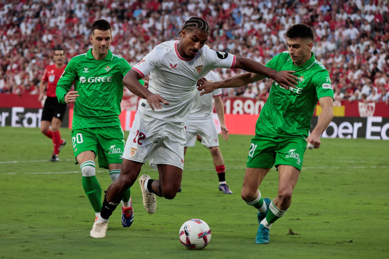 Badé intenta una acción de ataque ante Marc Roca.