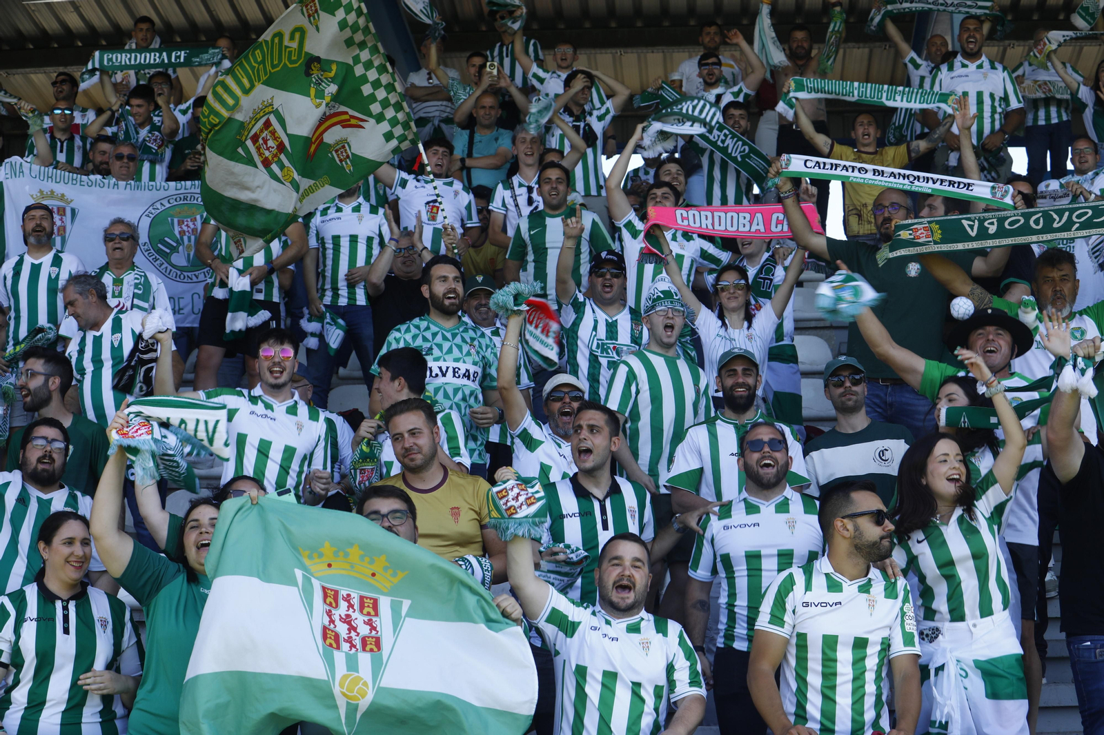 Las mejores fotos de la afición del Córdoba CF en el partido ante la Ponferradina en El Toralín Las mejores fotos de la afición del Córdoba CF en el partido ante la Ponferradina en El Toralín