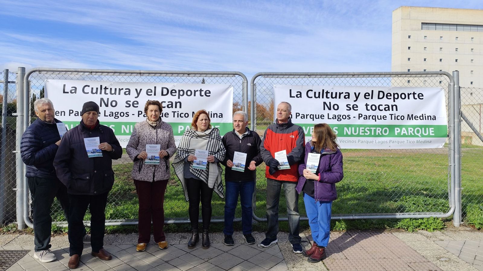 La diputada Mari Carmen Pérez junto a representantes de la Asociación de Vecinos del Parque Lagos Parque Tico Medina