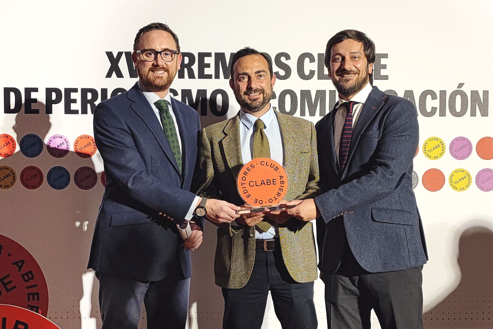 El equipo de la revista Nazarenos, en la recogida del premio que reconoce su labor.