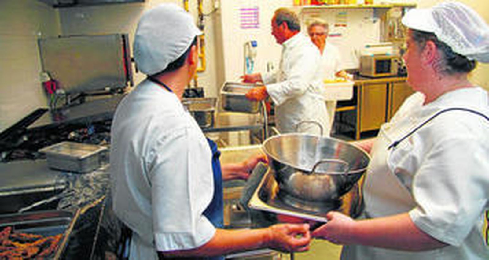 Voluntarios en un comedor de la ciudad.