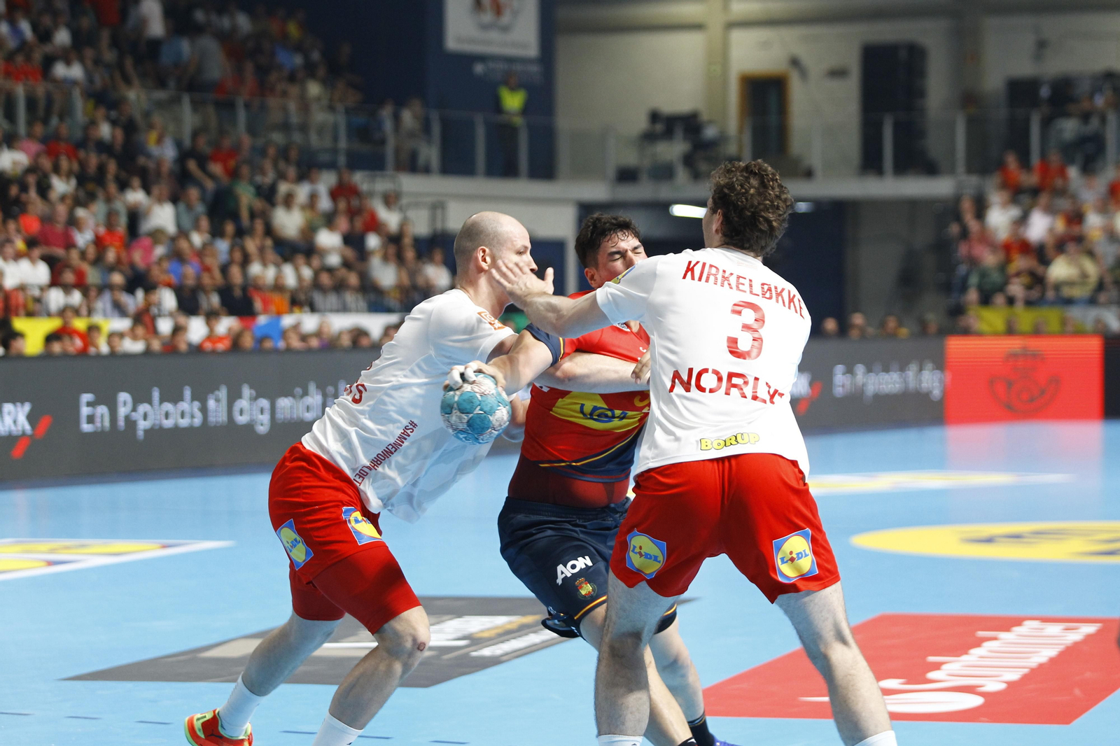 Imágenes del España-Dinamarca de la EHF Euro Cup de balonmano, en Almería