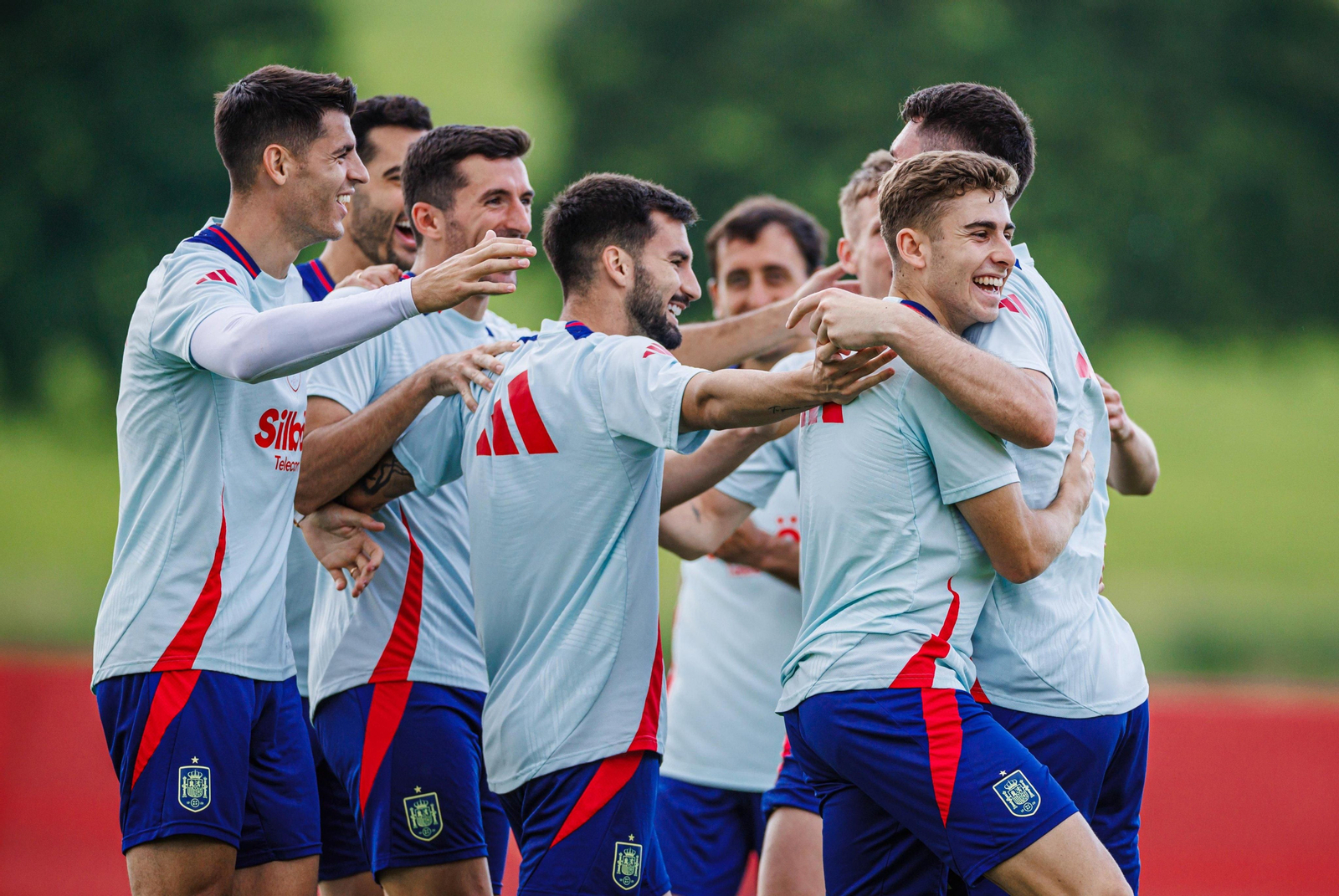 Los futbolistas de la selección se abrazan durante una sesión de entrenamiento.