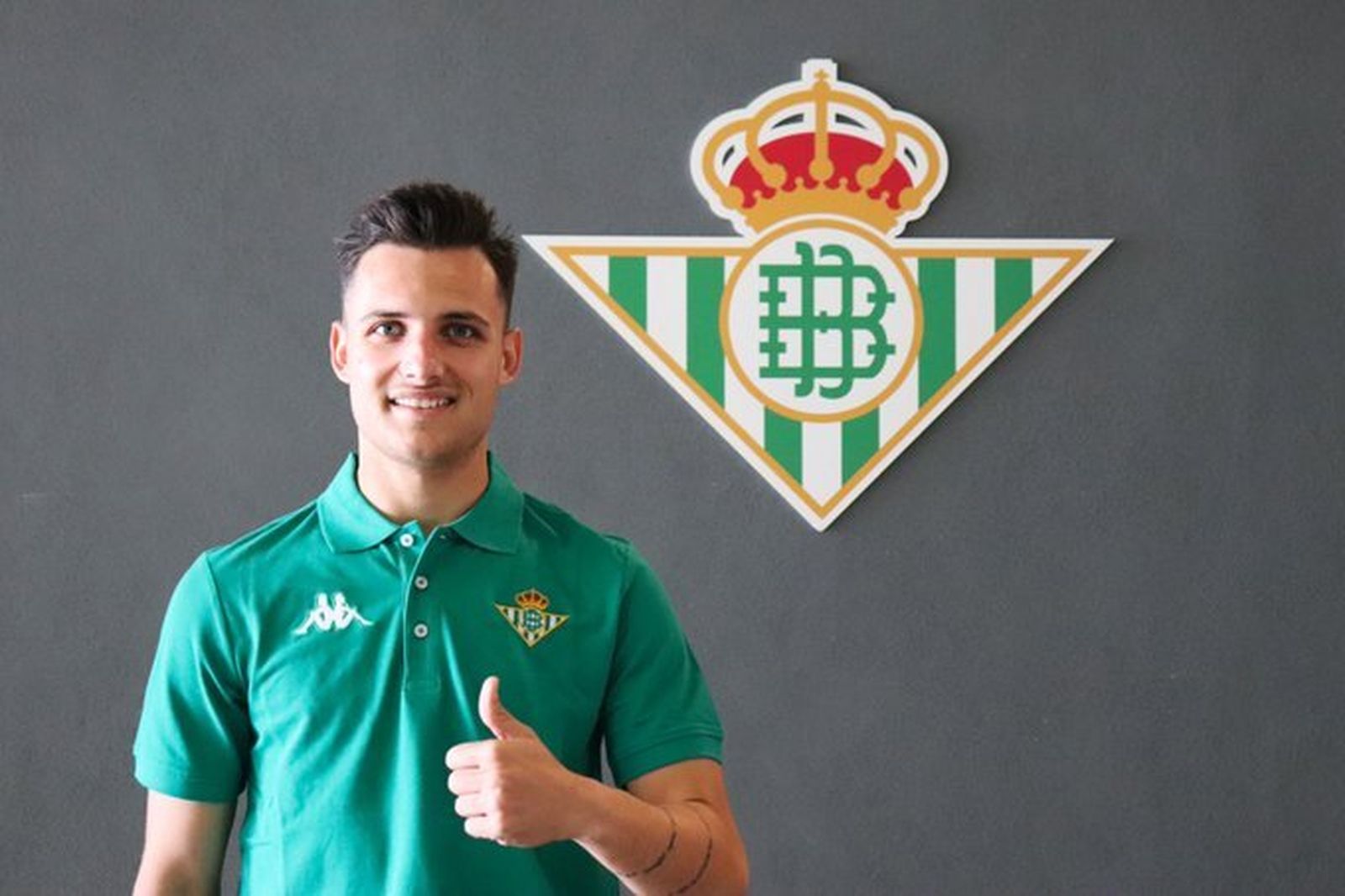 Juan Serrano posa como nuevo jugador del Betis Deportivo.