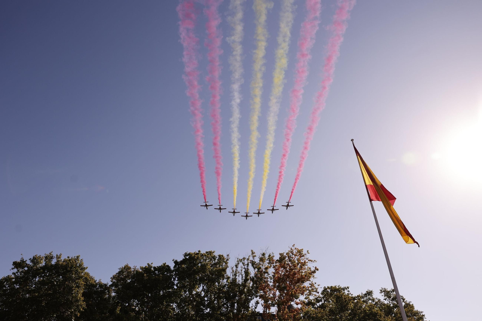 Espectaculares fotos de las acrobacias de la Patrulla Águila: cuatro décadas surcando los cielos