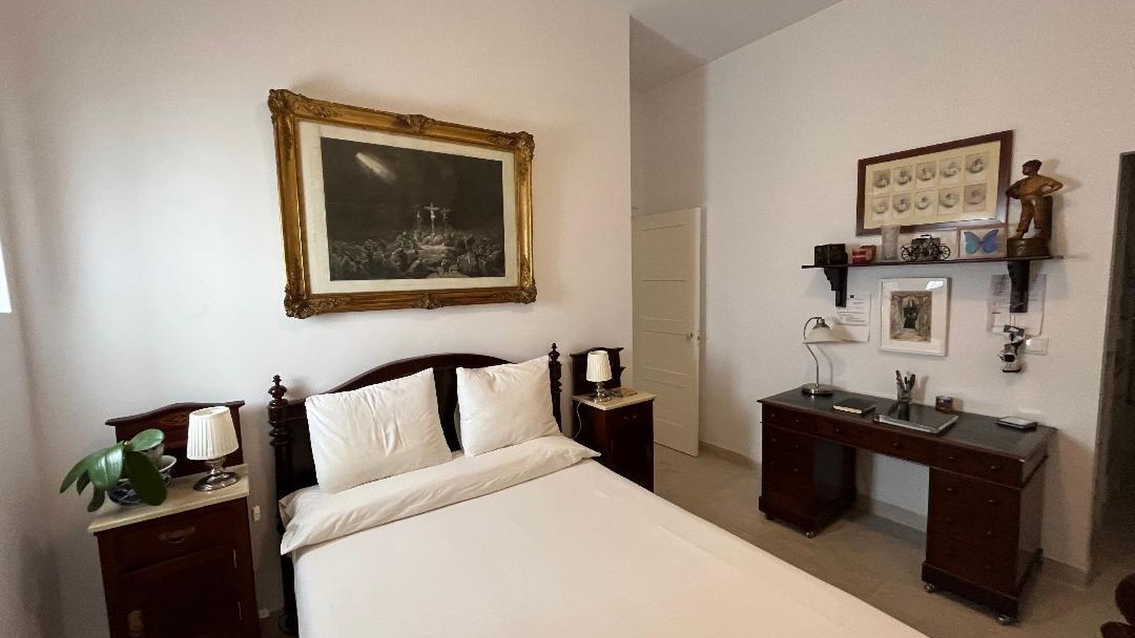 Cama isabelina junto a una pareja de mesillas de noche modernistas.