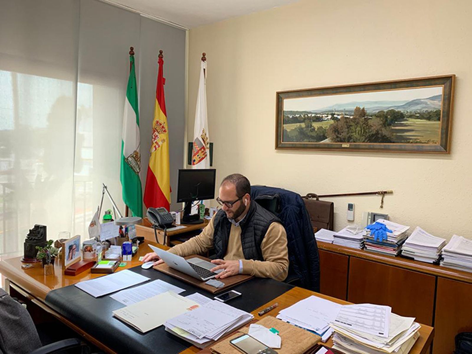 El alcalde de Castellar, Adrián Vaca, en su despacho