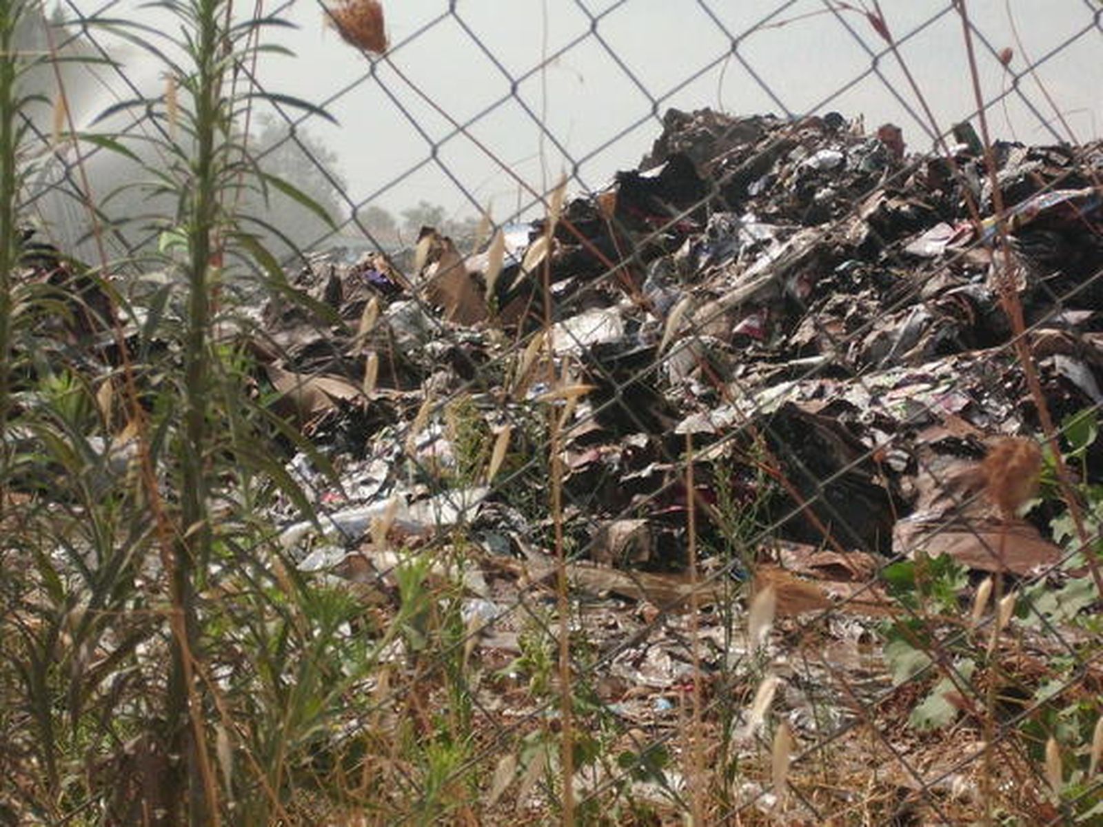 Un incendio destruye unas 550 toneladas de papel en la planta de residuos Cespa