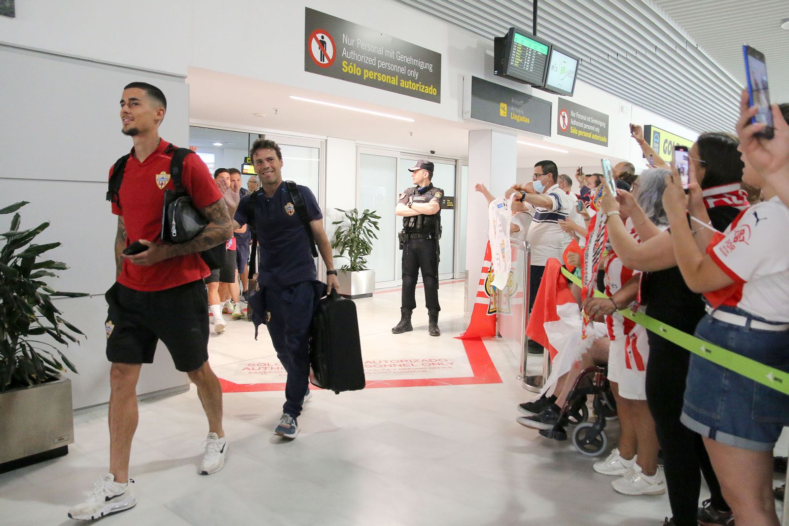 Fotogalería de la llegada de la UDA al aeropuerto de Almería