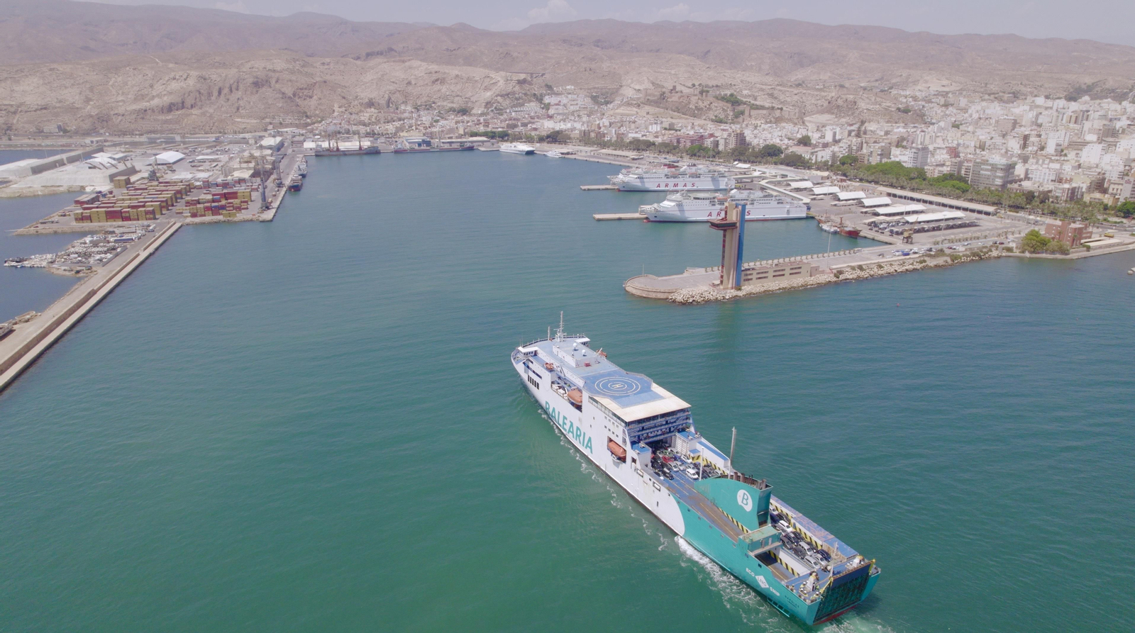 Llegada de un buque al Puerto de Almería.