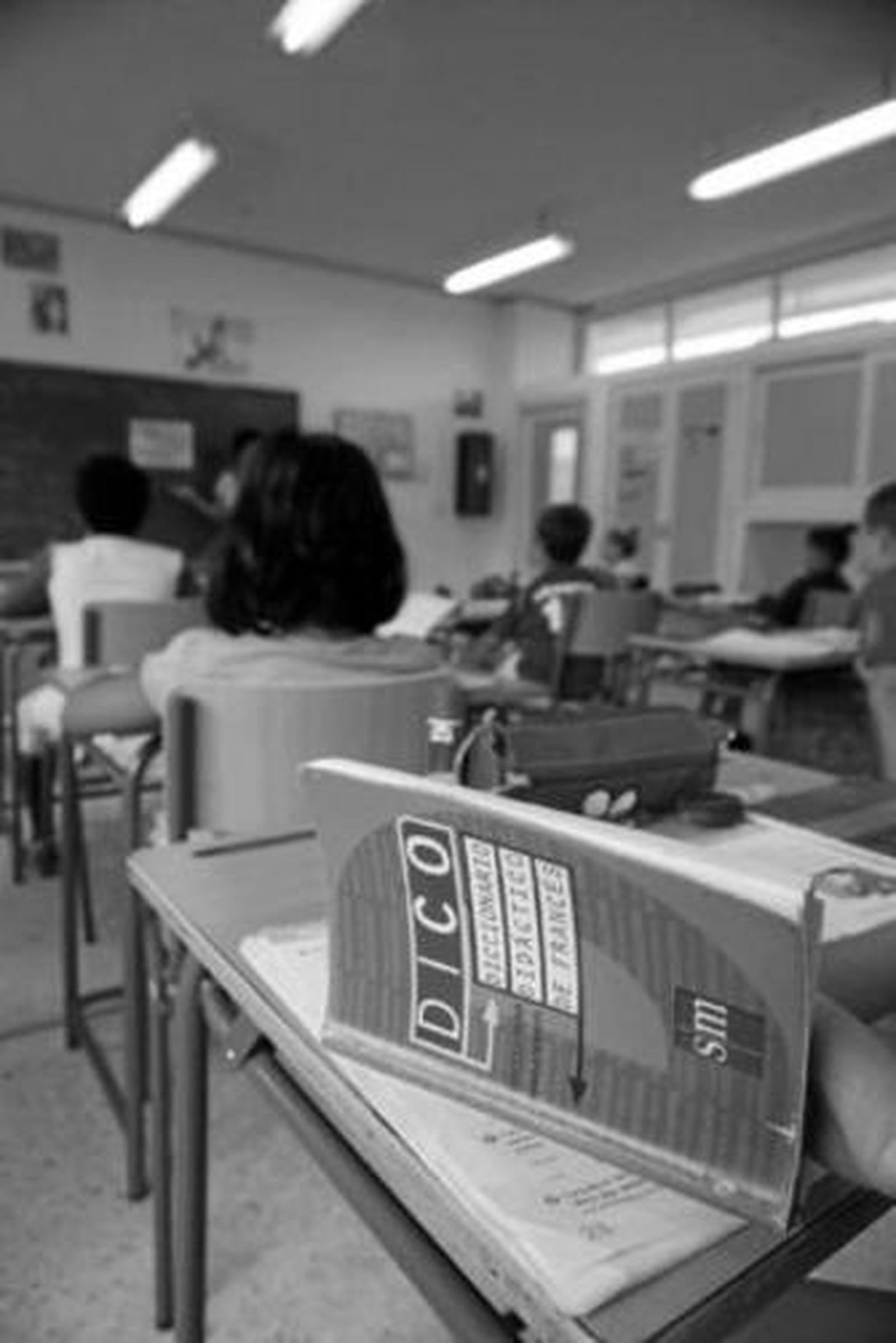 Alumnos de la clase de 5ºB del CEIP Doctor Fleming atienden la lección de Conocimiento del Medio en inglés.
