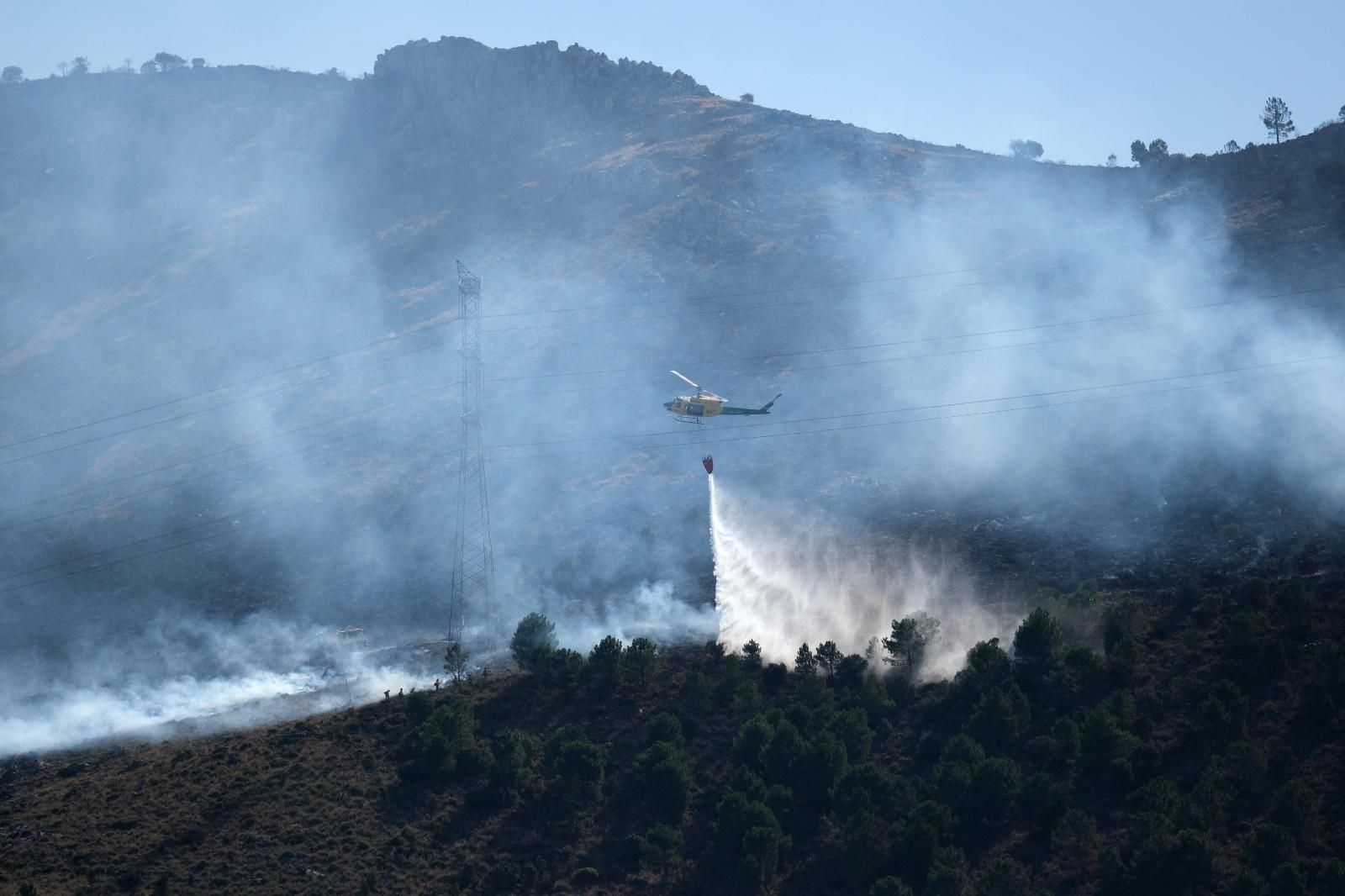 Los trabajos de extinción del fuego en Parauta, en imágenes