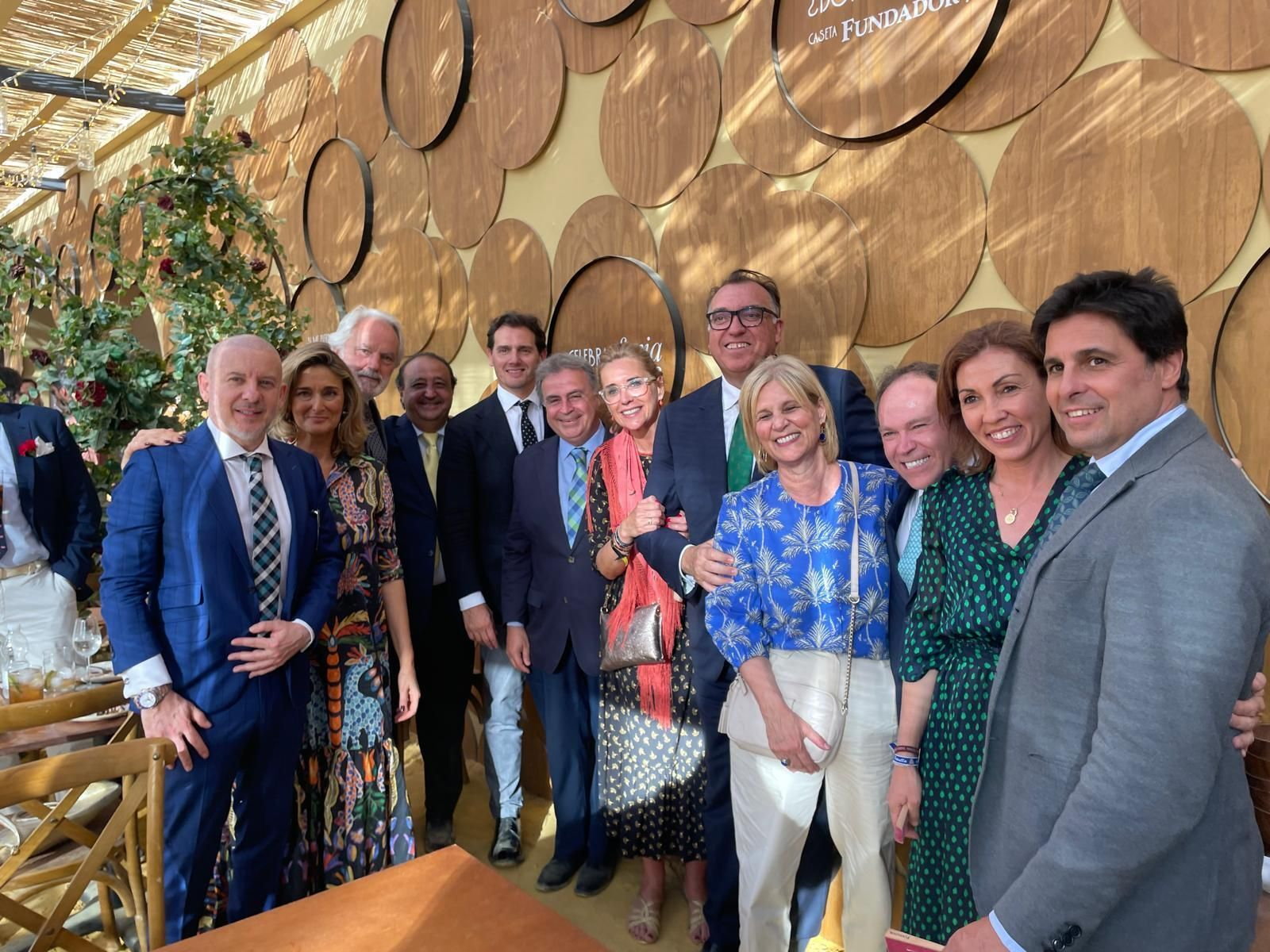 Albert Rivera y Francisco Rivera Ordóñez, en Fundador con responsables de la bodega y la alcaldesa María José García-Pelayo,  junto a otros miembros del gobierno local.
