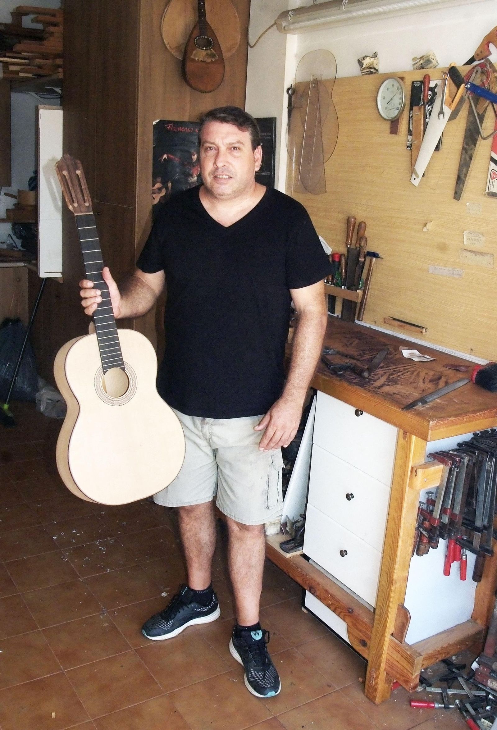 Gerundino Fernández Llamas, ayer, en su taller en su casa en Huércal de Almería.