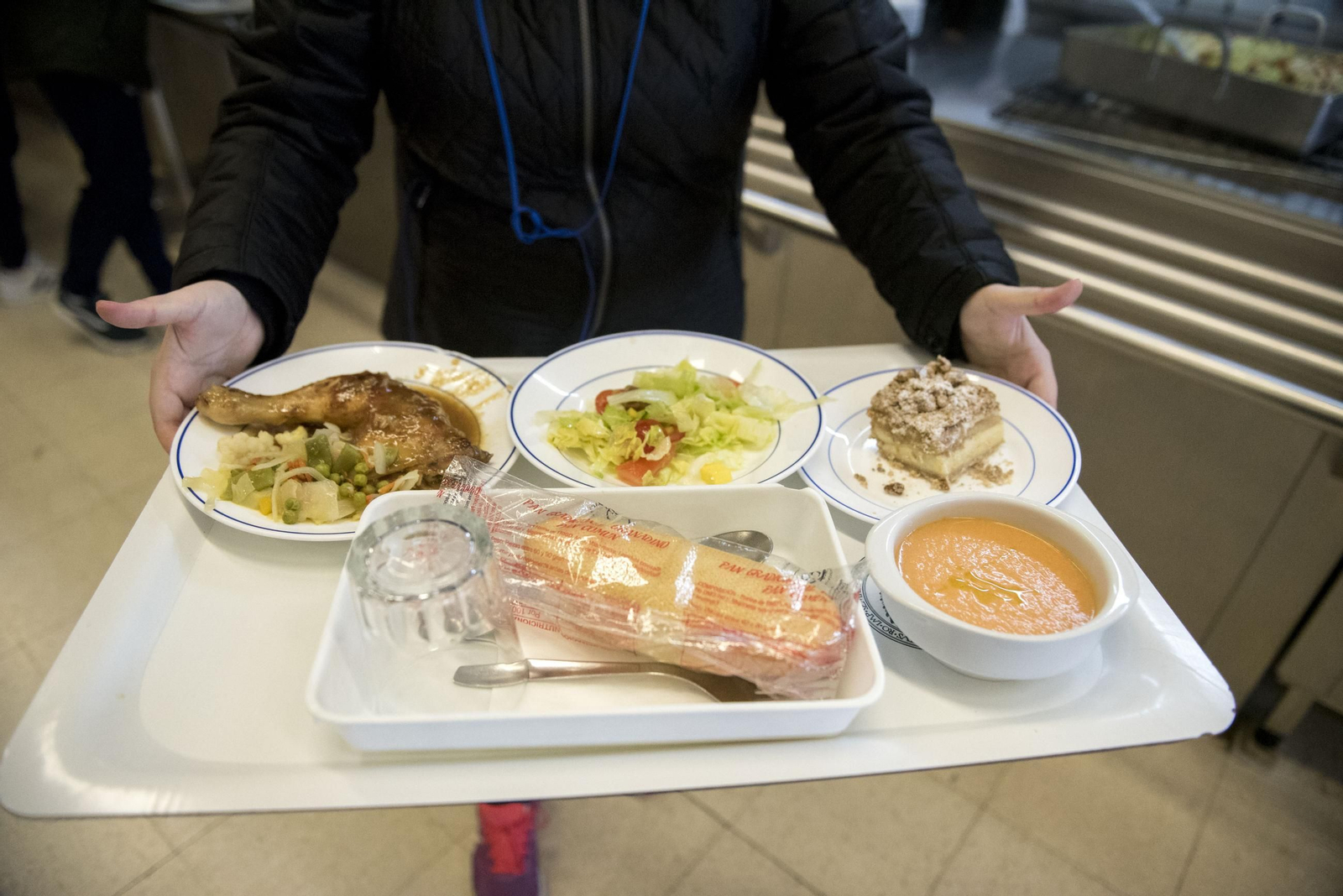 Imagen de archivo de un usuario del comedor universitario con un menú.