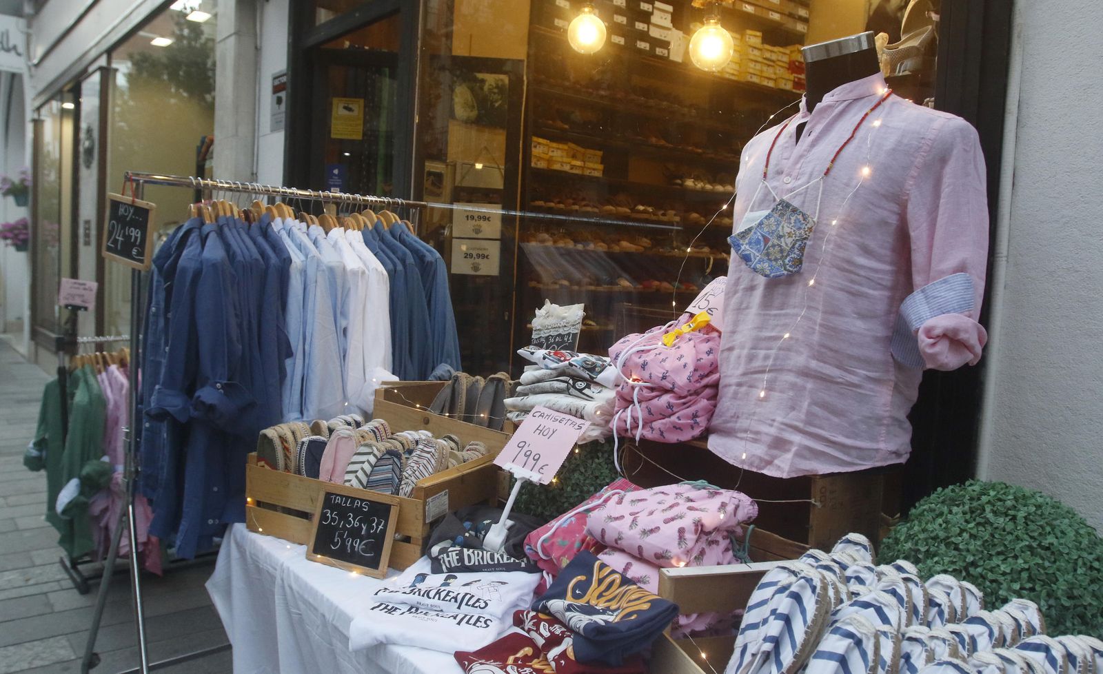 La "noche más larga" del comercio del Centro y la Judería de Córdoba, en fotografías