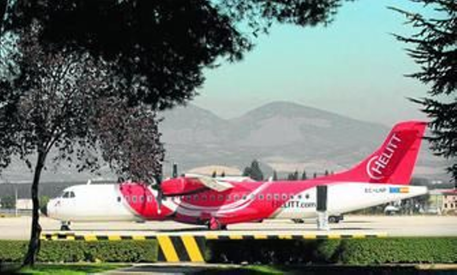 Una de las aeronaves de Helitt en el Aeropuerto Federico García Lorca.