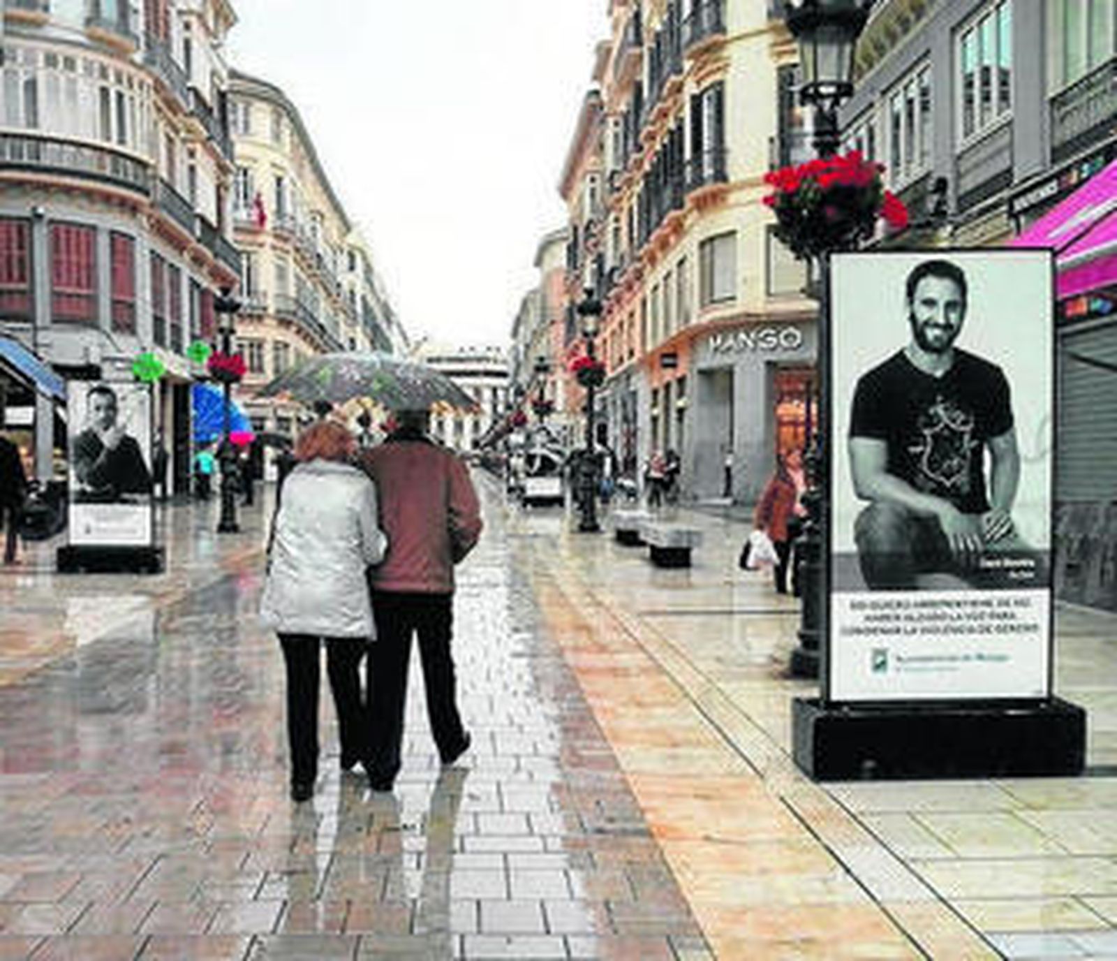 Los carteles ya lucen en la calle Larios.