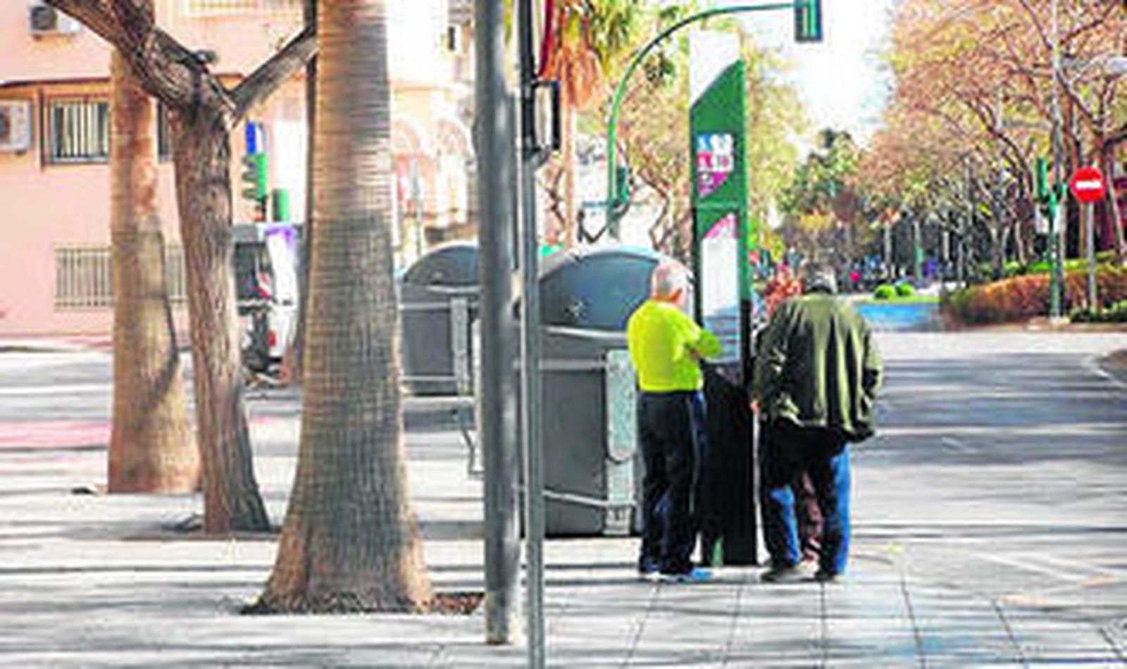 Un grupo de mayores esperan el autobús en el barrio de Los Ángeles.