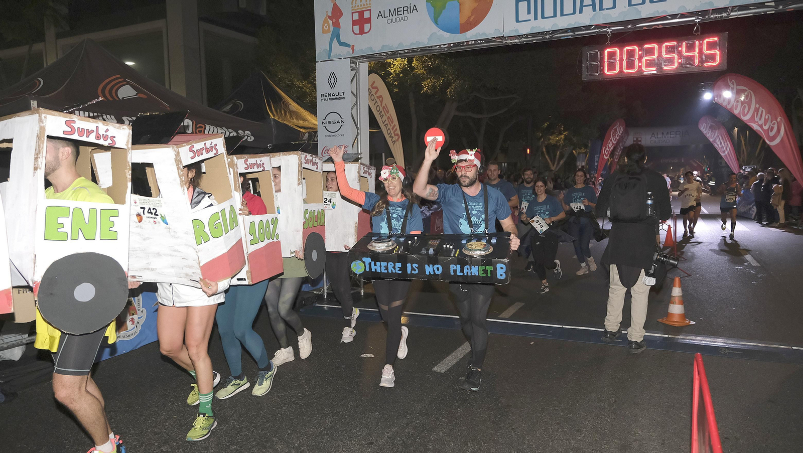 Imágenes de la XIV edición de la San Silvestre de Almería