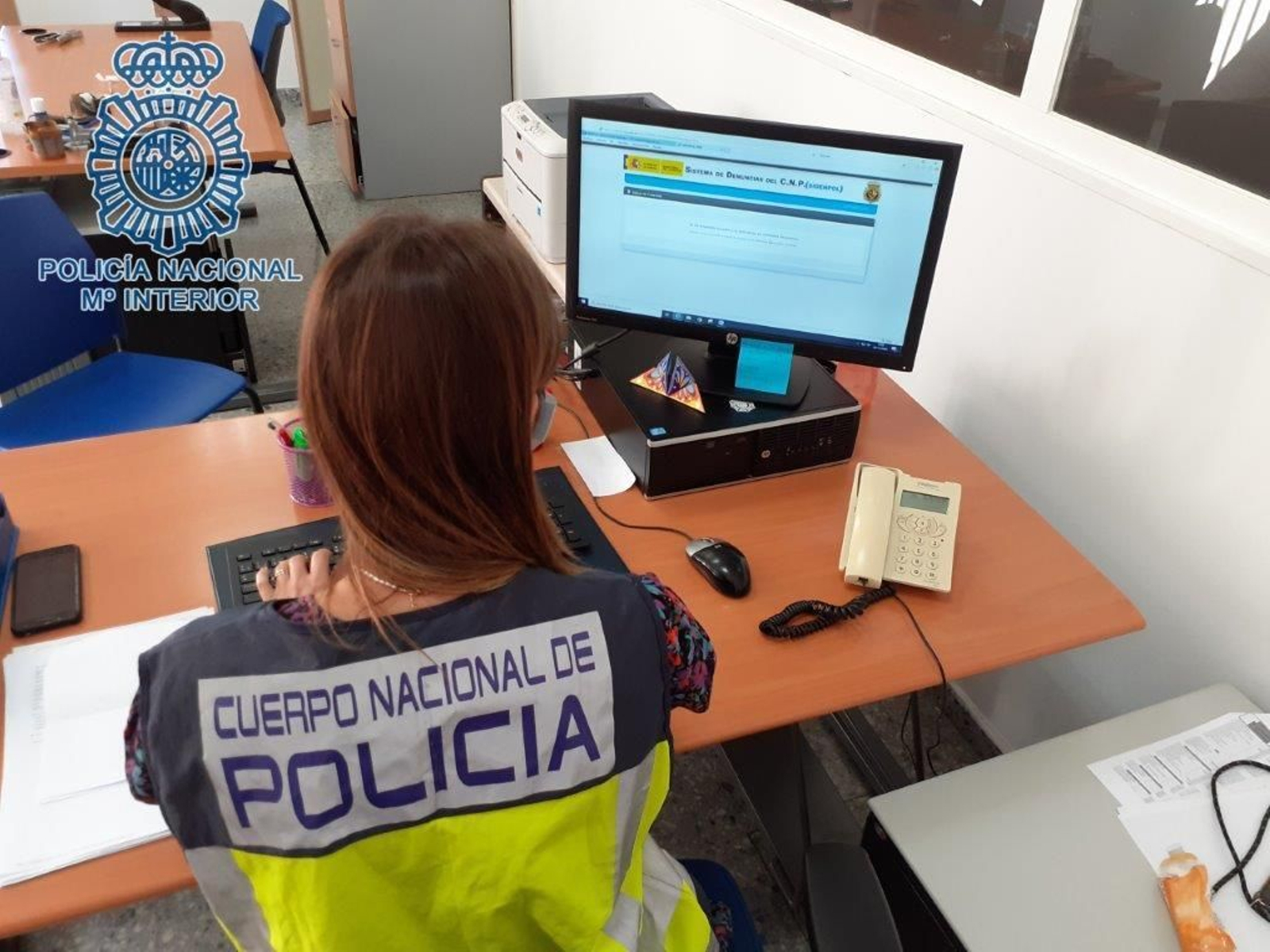 Una agente de la Policía Nacional trabaja en un ordenador.