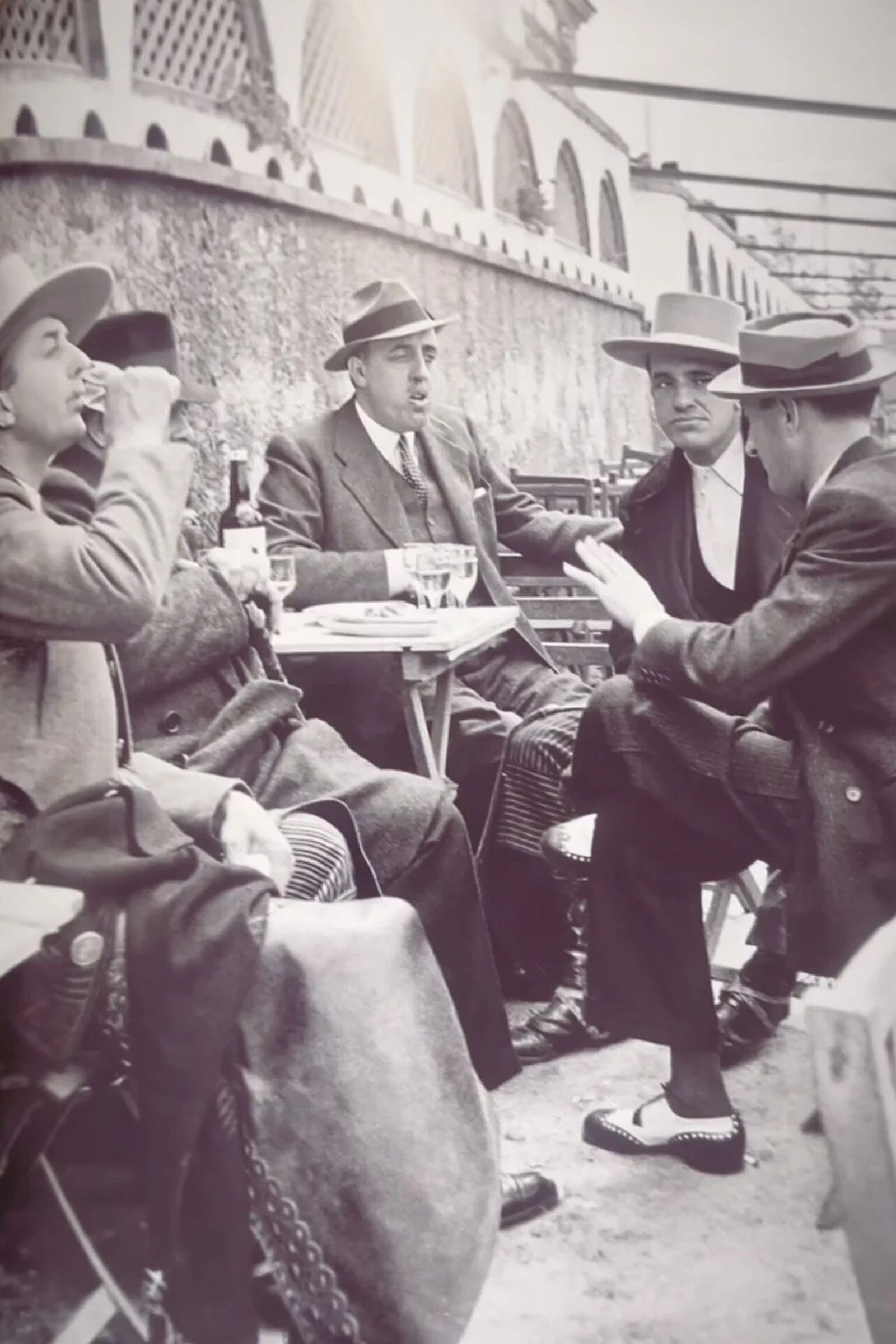 Juan Belmonte, vestido de corto, de tertulia con otros aficionados en la Venta de Antequera.