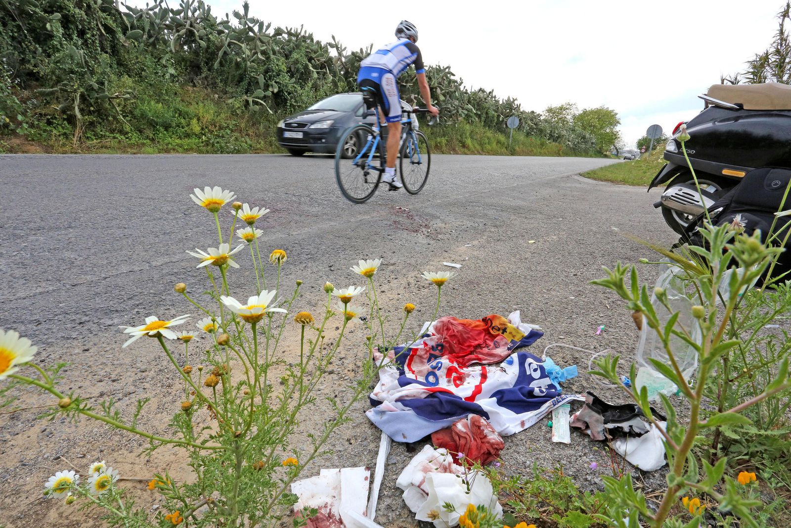 Imagen del lugar donde tuvo lugar el trágico accidente, con el maillot del fallecido en primer plano.