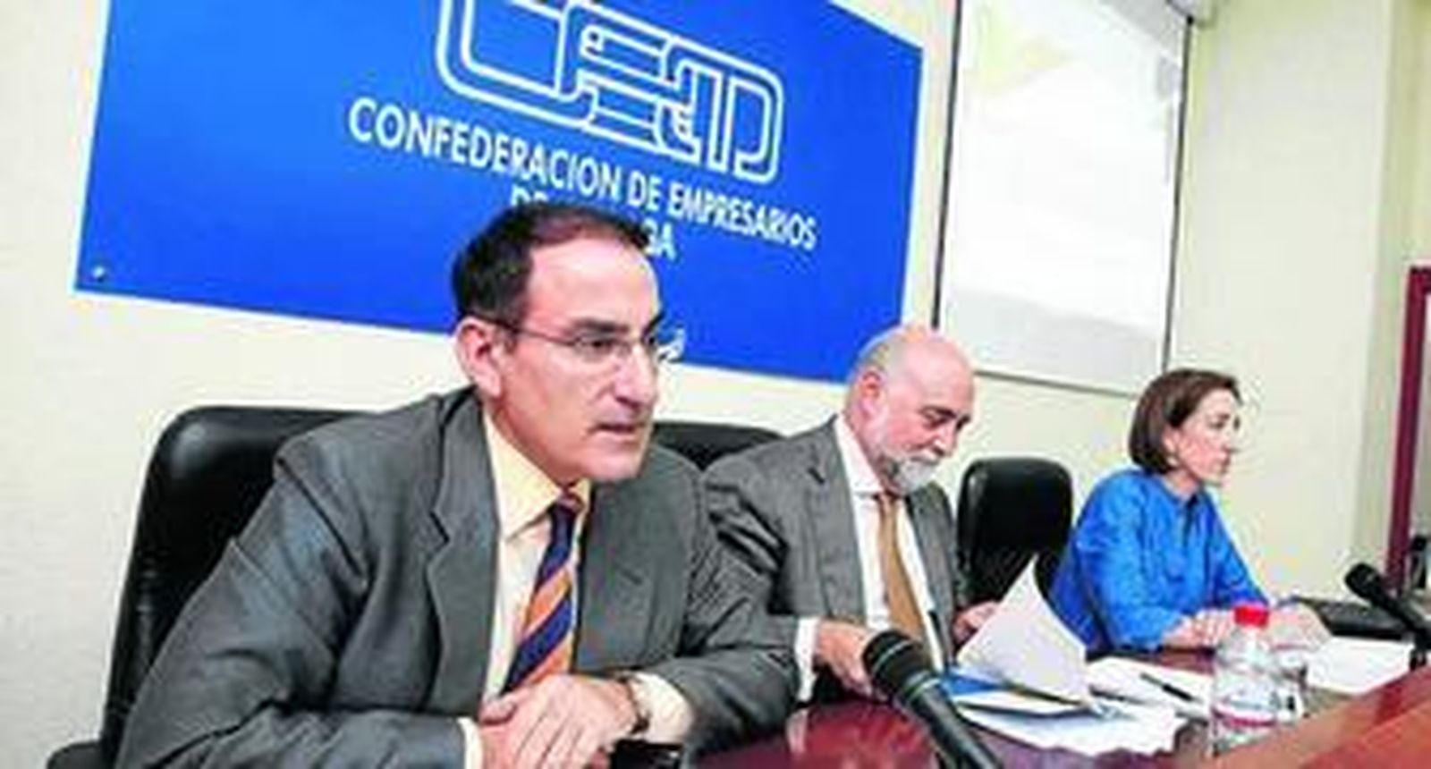 Javier González de Lara, presidente de la CEM, Antonio Carrillo, secretario general de la CEA, y Natalia Sánchez Romero, adjunta al secretario general de la CEM.