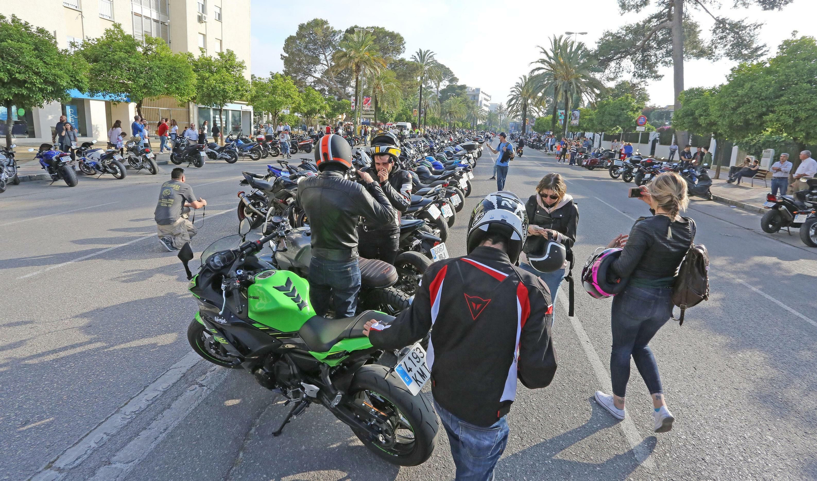 Moteros en la avenida Álvaro Domecq durante el fin de semana. Moteros en la avenida Álvaro Domecq durante el fin de semana.