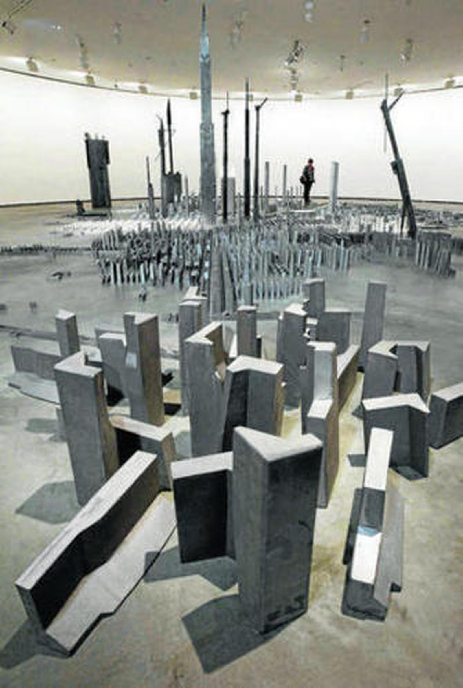 1. 'Ciudad Muralla' (1995-2000), de Miquel Navarro. 2. 'Ciento cincuenta Marilyns multicolores' (1979), de Andy Warhol. 3. 'París a través de la ventana' (1913), de Marc Chagall. 4. 'Mural n.831' (1997), de Sol LeWitt. 5. 'La espera' (1974), de Darío Villalba, en primer término, y a la derecha un visitante fotografiando 'In' (1962), un óleo de Roy Lichtenstein. 6. 'Komposition 8' (1923), de Vasily Kandinsky. 7. 'Lo profundo es el aire' (1996), de Eduardo Chillida.