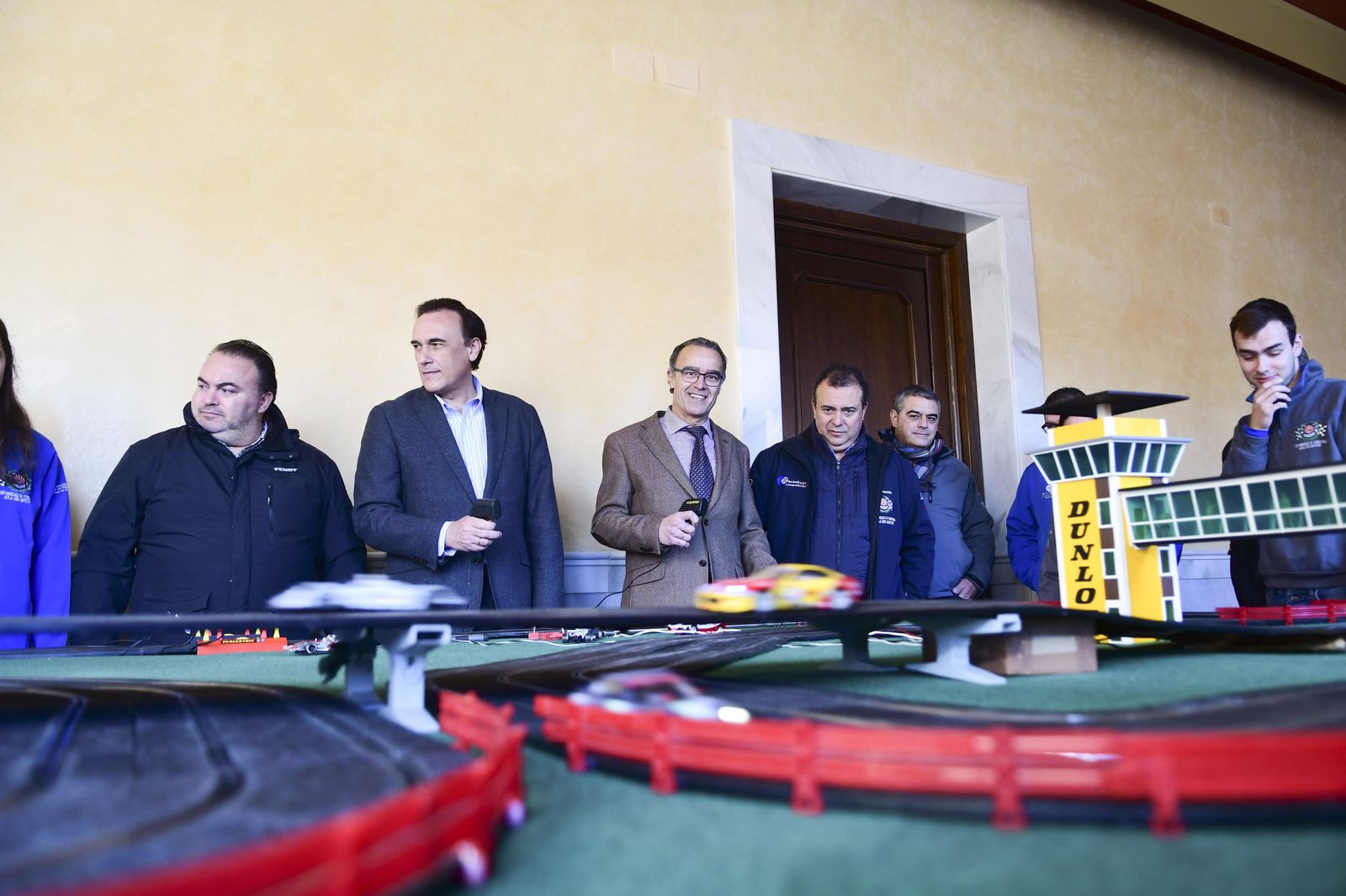 El rector de la UCO y el director de la Escuela Politécnica, en el centro, ayer en la inauguración de la muestra.