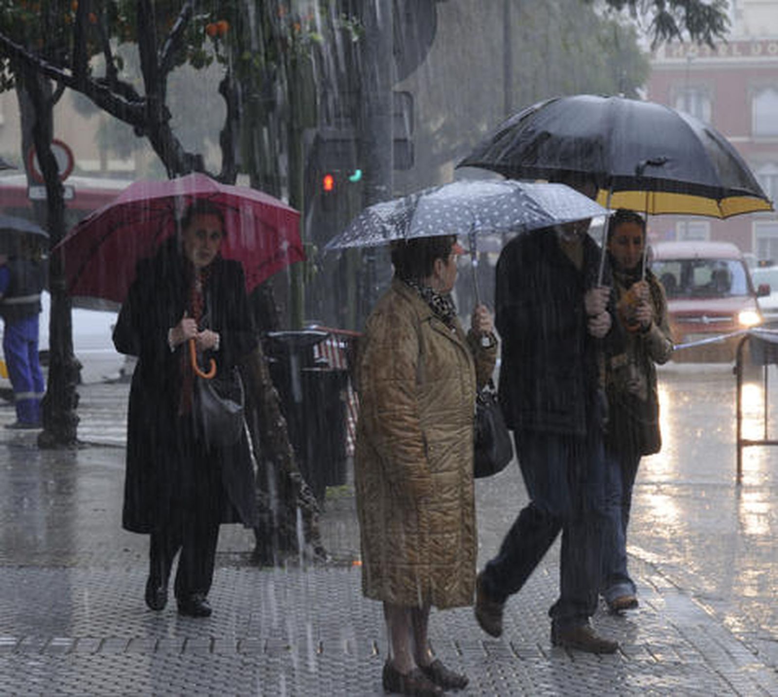 Las fuertes lluvias no han evitado que los ciudadanos se mojen a pesar de llevar paragüas.

Foto: J. C. Vázquez, B. Vargas y A. Pizarro