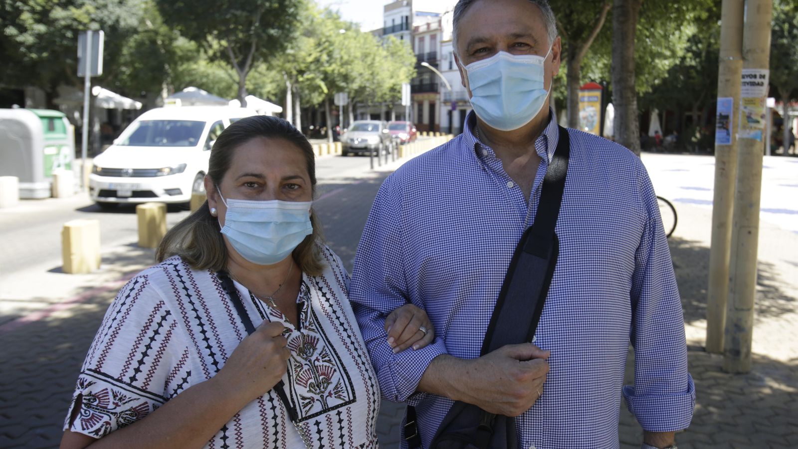 Ana y Paco, matrimonio de 57 y 59 años, prefieren llevar mascarilla.