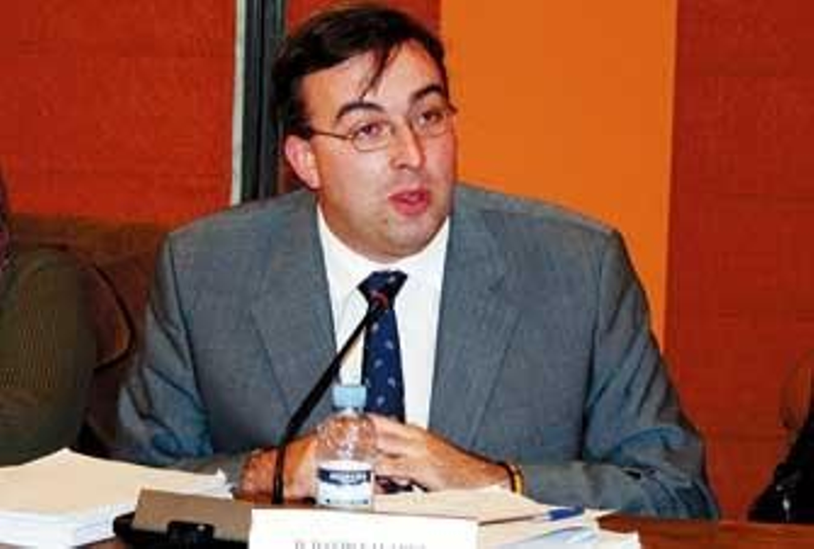 El portavoz socialista cuestionó la política urbanística y fue destituido El portavoz socialista cuestionó la política urbanística y fue destituido