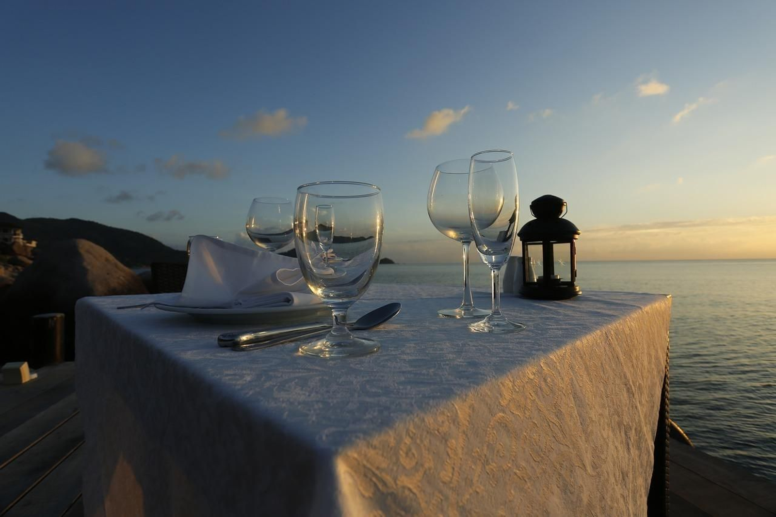 Mesa de restaurante junto al mar