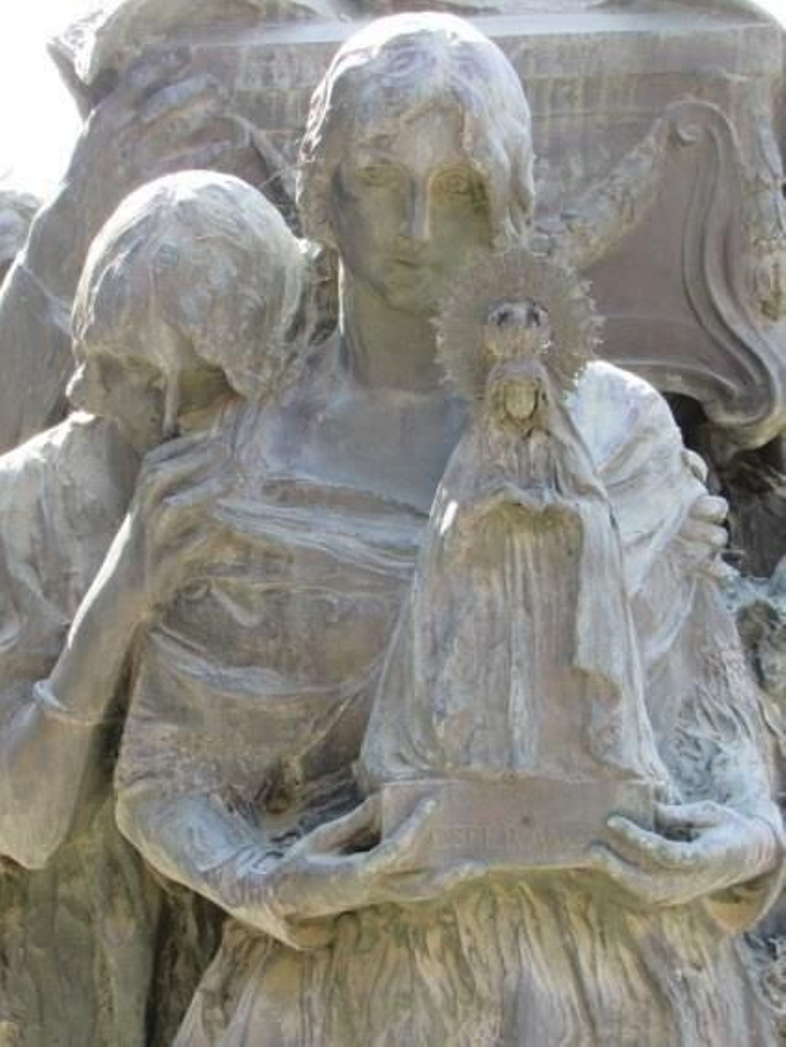 La Esperanza Macarena, con la corona de Reyes, retratada en el mausoleo de Joselito