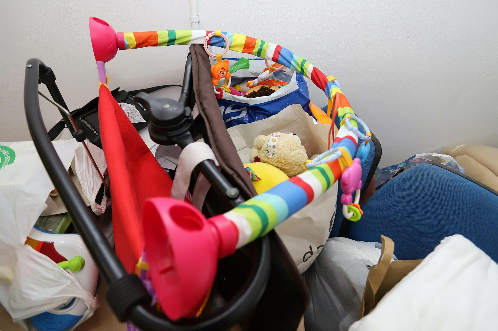 Imágenes de la ayuda vecinal para la familia afectada por el incendio en la Hispanidad