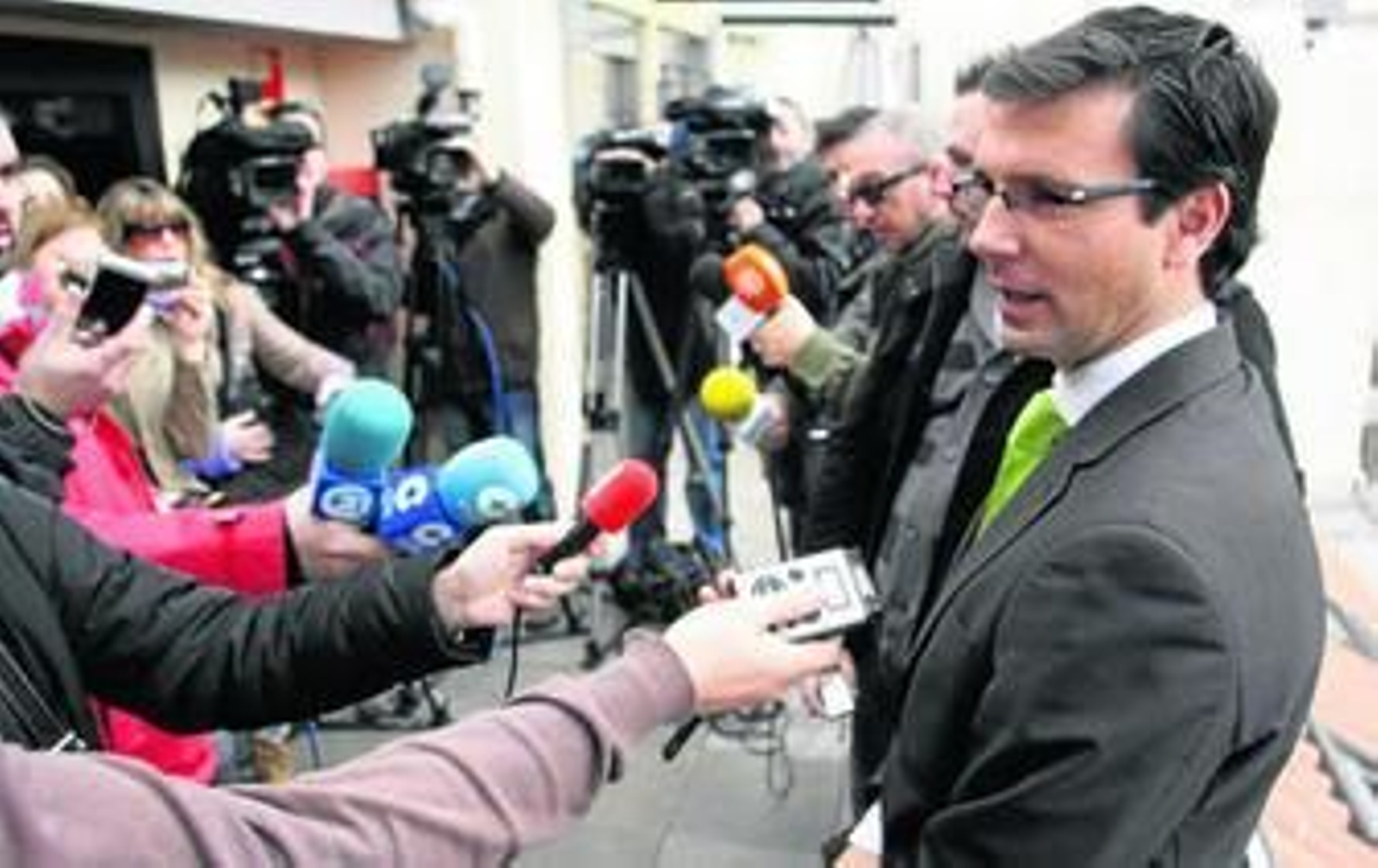 Cuenca aseguró que compatibilizará su candidatura con el cargo de delegado de Innovación "mientras el cuerpo, la cabeza y el impulso se mantenga".