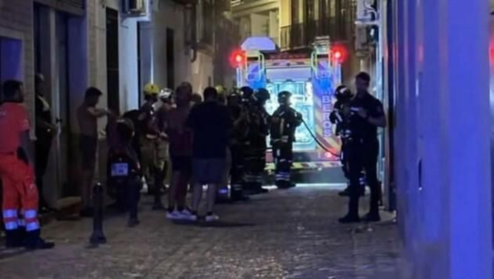 Policías y bomberos durante su actuación en el bar.