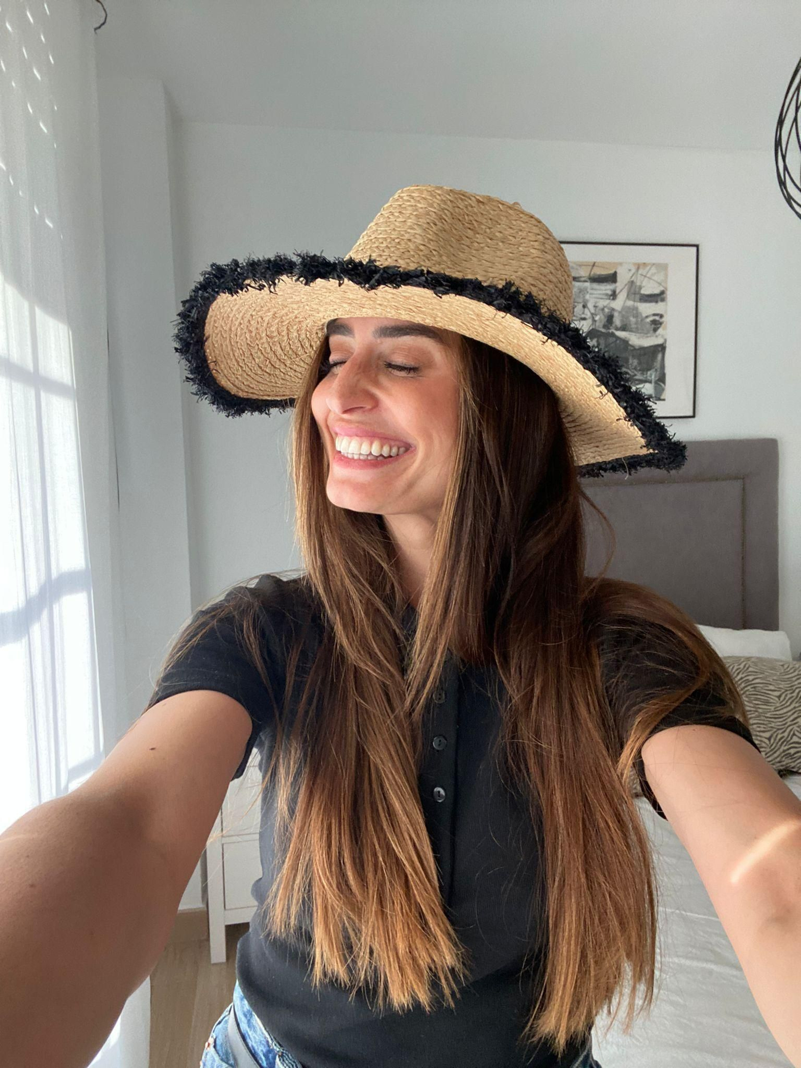 La influencer sevillana Pipa Porras con uno de los sombreros virales, de El armario de Paola.