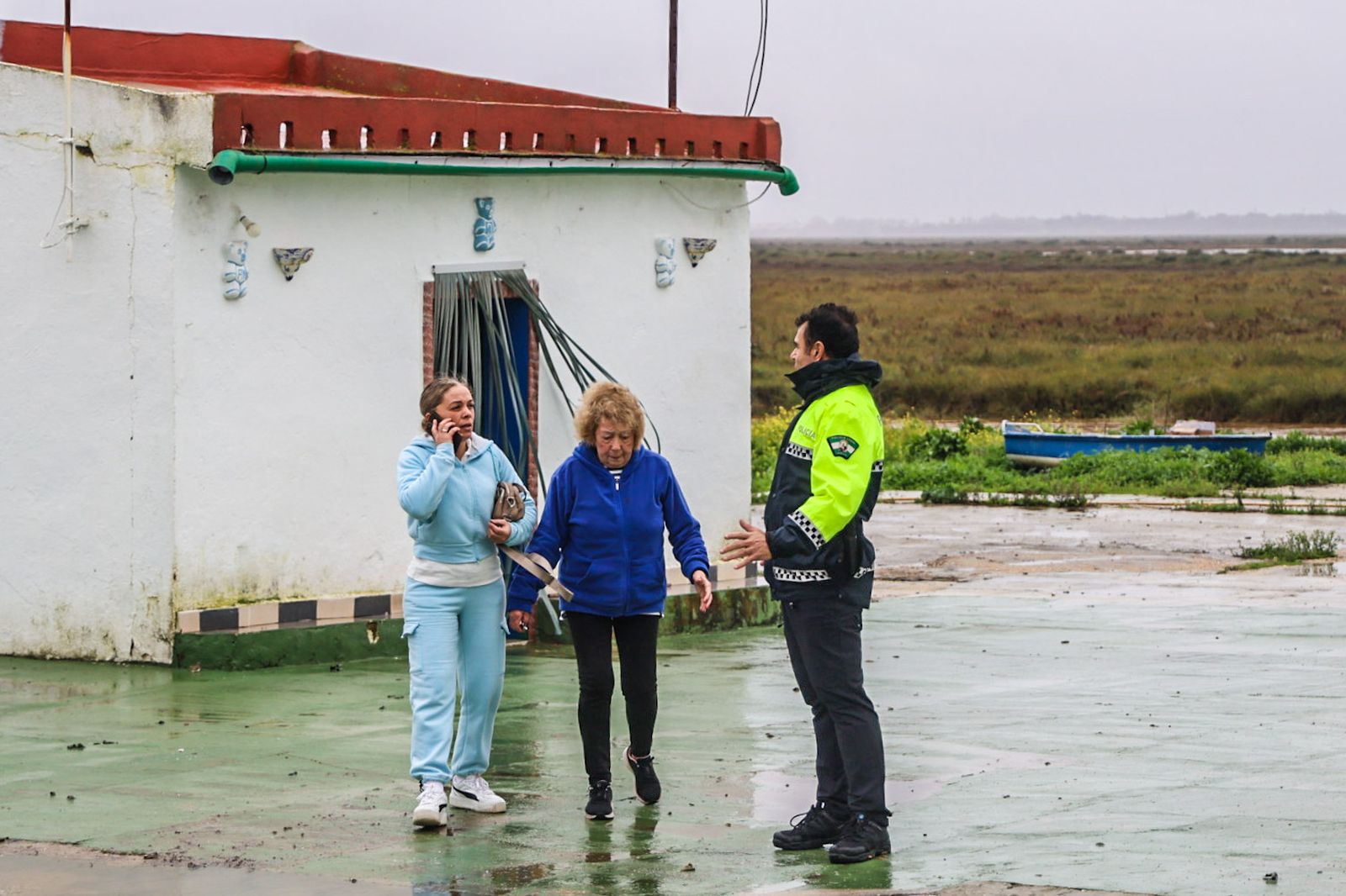 Fotografías del desalojo de familias y animales en Peguerillas por la borrasca Leonardo